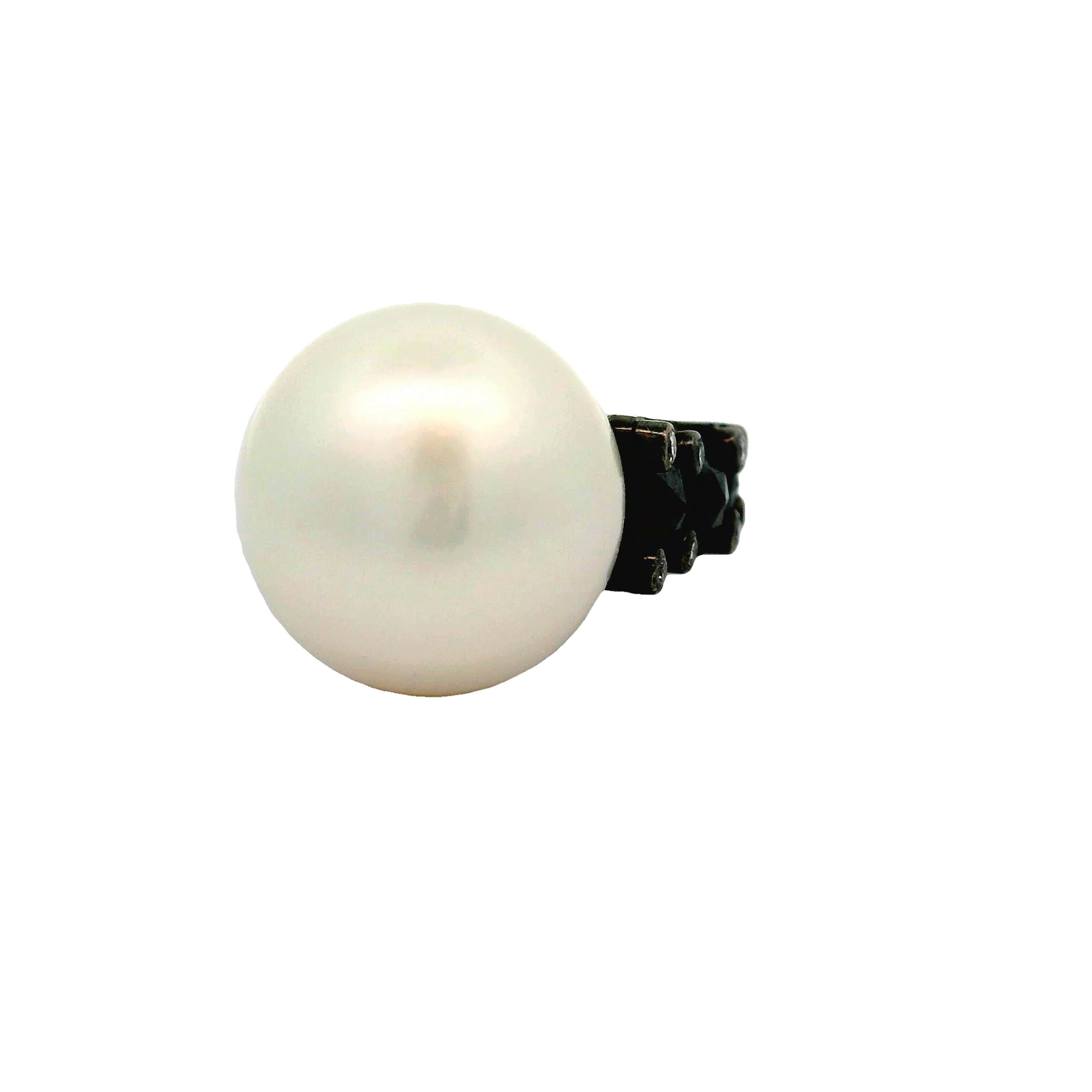 17.5mm South Sea Pearl Black & White Diamond 18k Gold Ring In Excellent Condition For Sale In Beverly Hills, CA