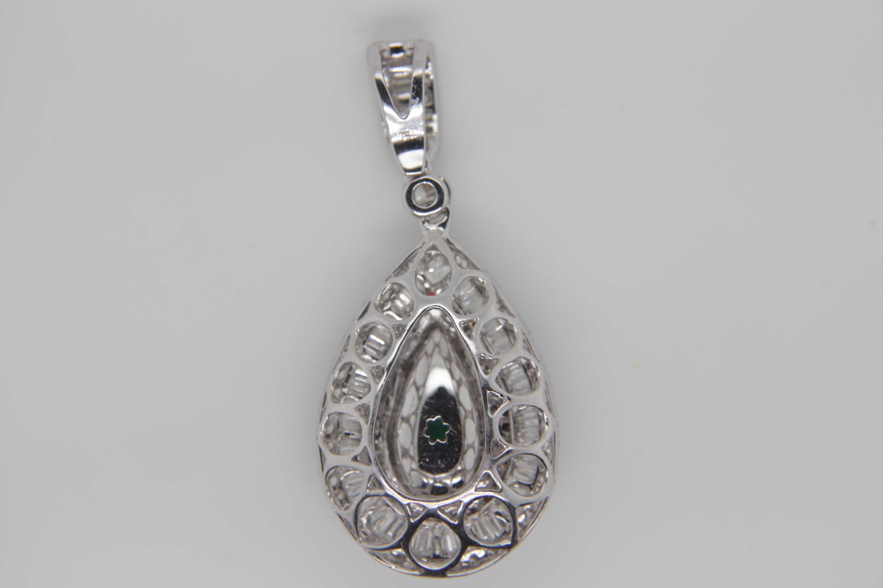 Women's or Men's 1.76 Carat Colombian Emerald and Diamond Pendant in 18 Karat Gold