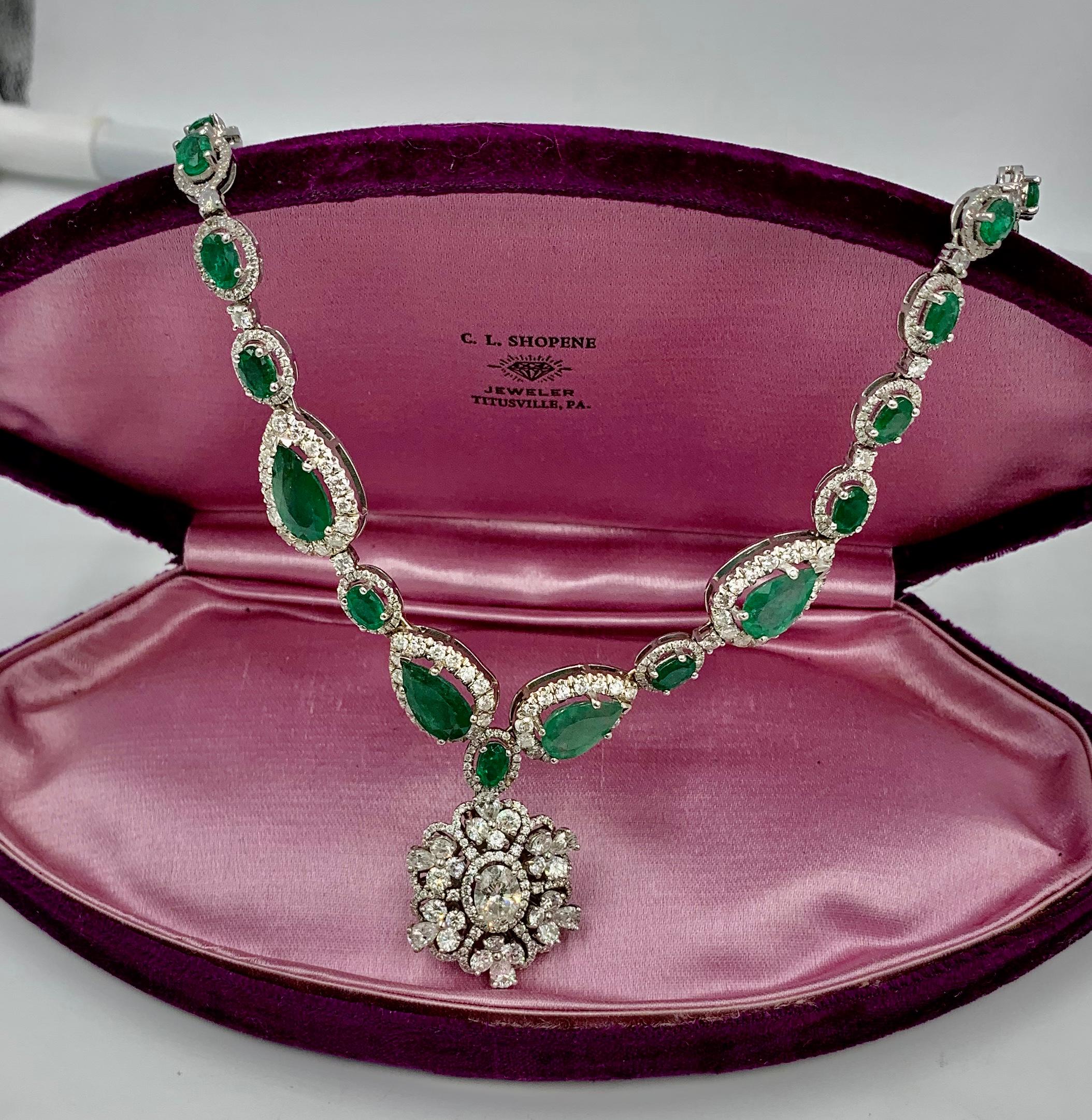 17.6 Carat Emerald 6.3 Carat Diamond Pendant Necklace Antique Estate Gold For Sale 4