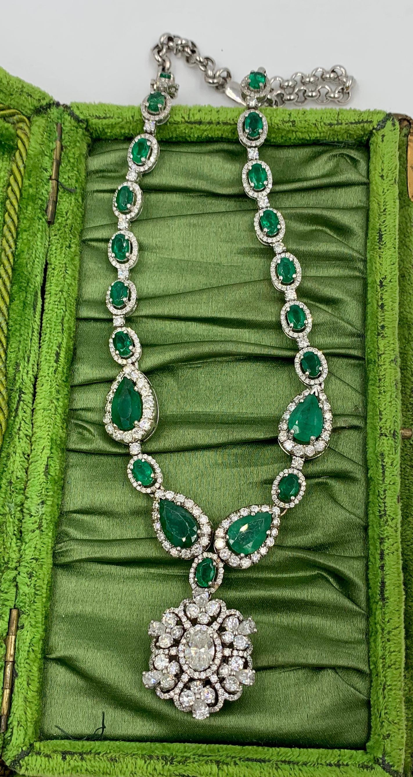 17.6 Carat Emerald 6.3 Carat Diamond Pendant Necklace Antique Estate Gold In Excellent Condition For Sale In New York, NY
