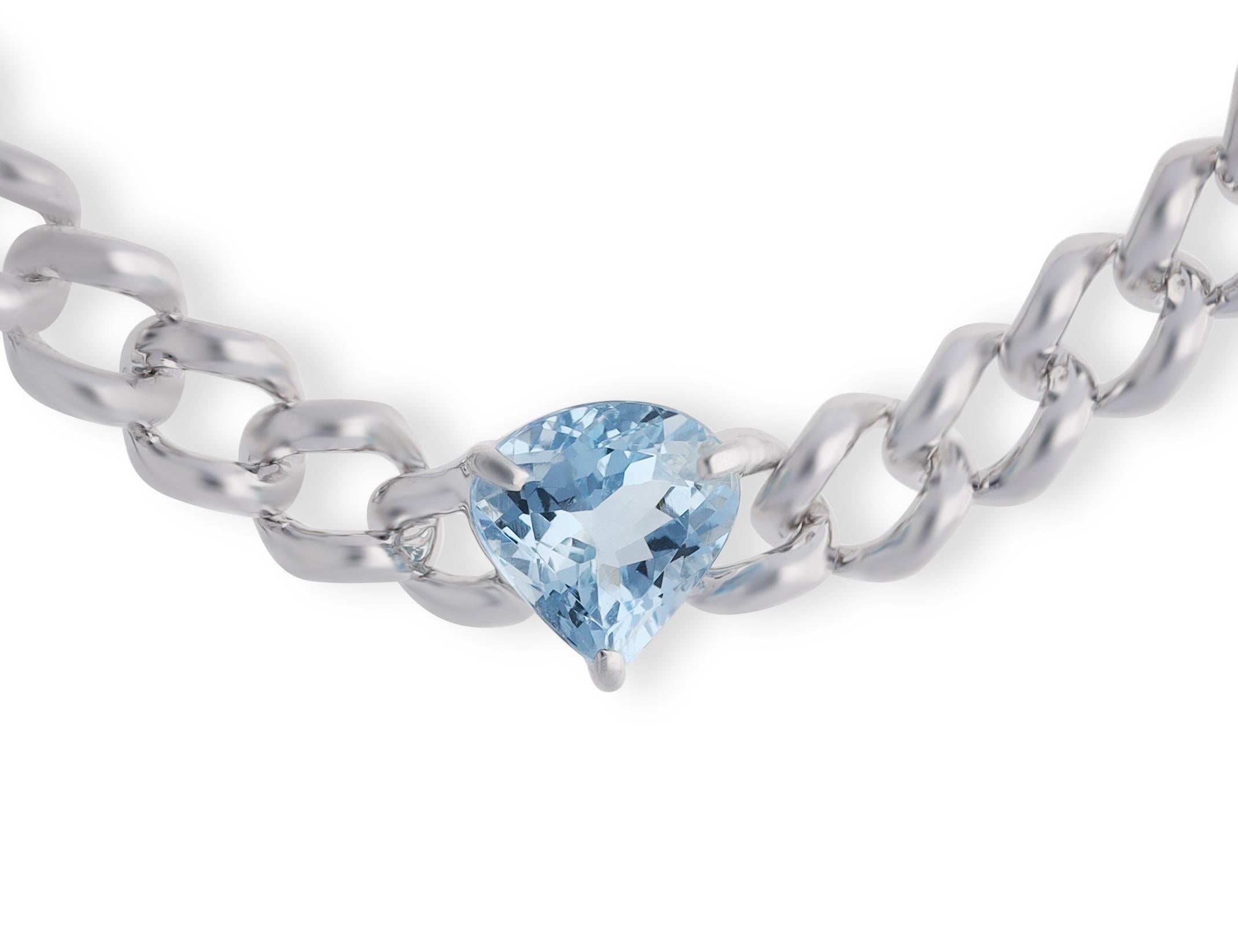 Si tratta di un elegante bracciale in acquamarina Clear Aquamarine.  1,76 carati di acquamarina fine  sono note a livello internazionale per il loro splendido colore. Questo bracciale è interamente realizzato in oro bianco 18 carati e pesa 11,83