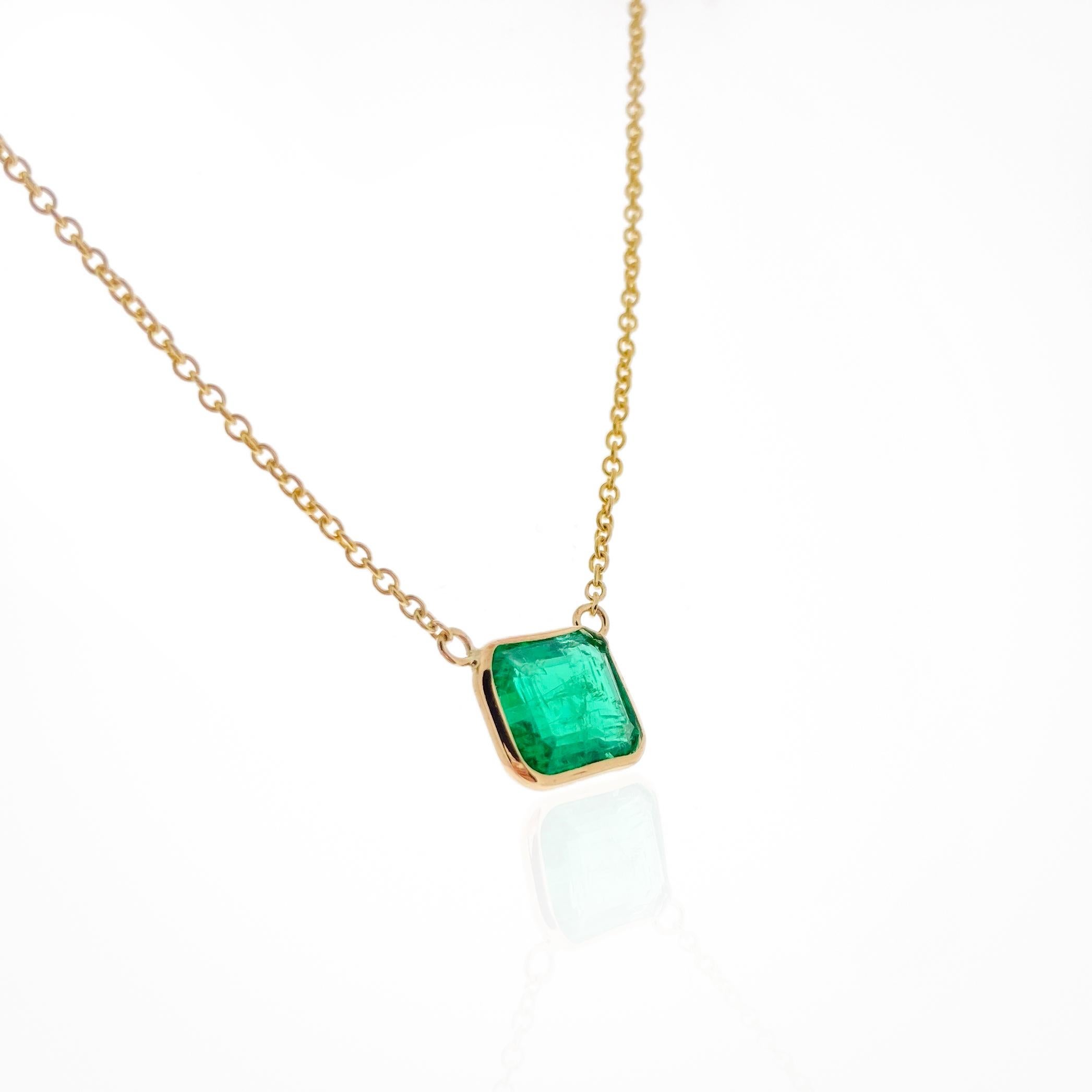 Ce collier présente une émeraude verte taillée en émeraude d'un poids de 1,76 carats, sertie dans de l'or jaune 14k (YG). Les émeraudes sont connues pour leur couleur verte étonnante, et la taille émeraude accentue la beauté naturelle de la gemme