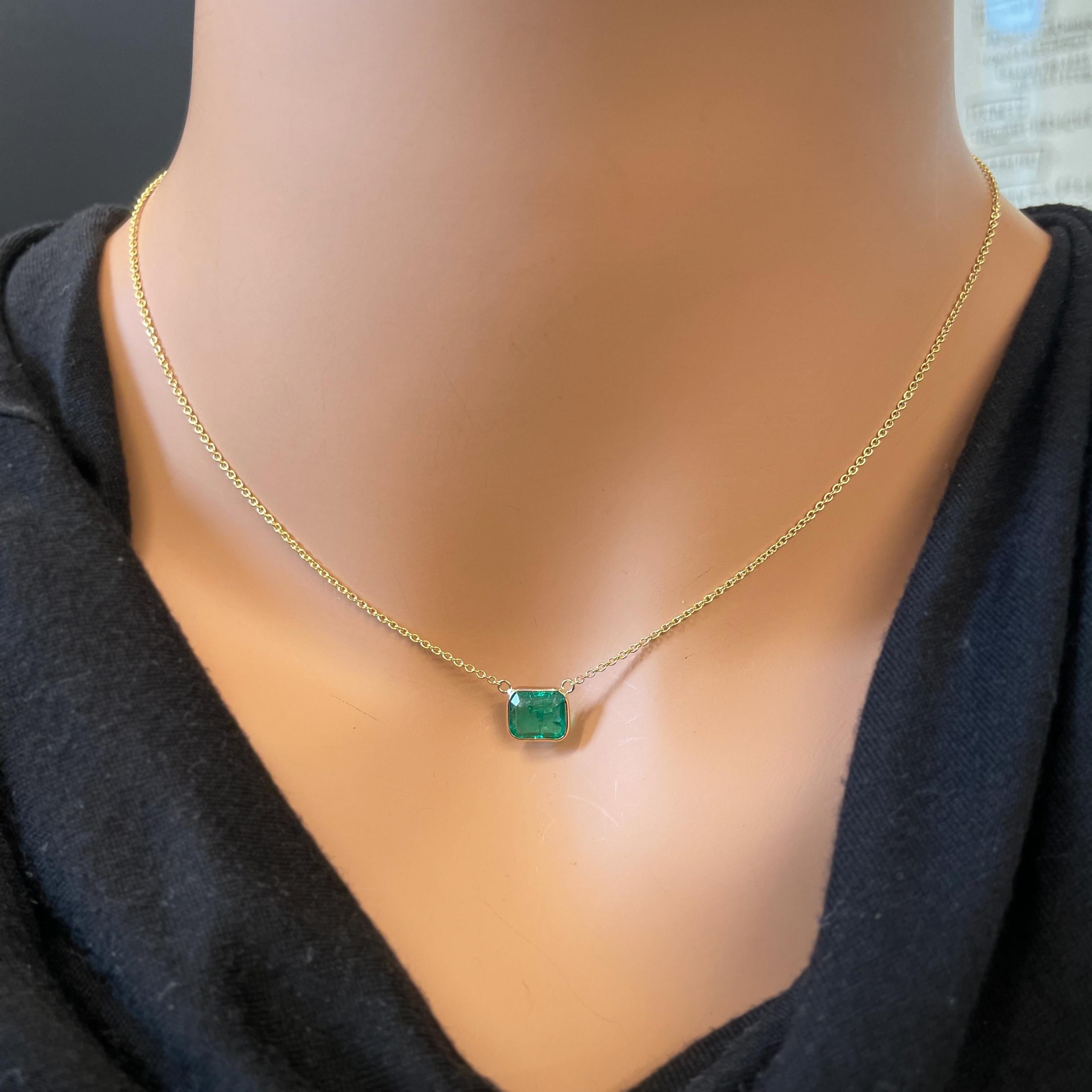 Contemporary 1.76 Carat Green Emerald  Fashion Necklaces In 14K Yellow Gold For Sale