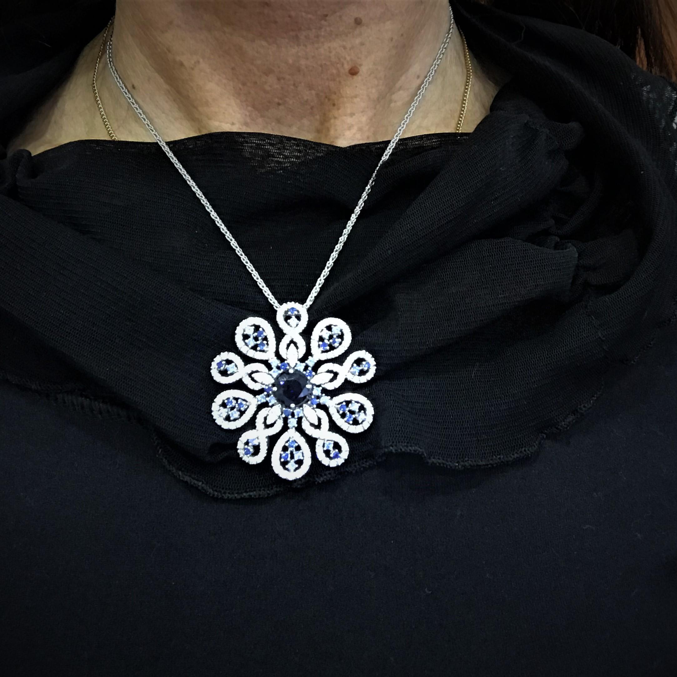 1.76 Carat Iolite 1.44 Carat Sapphires 2.93 Carat Diamonds White Gold Necklace In New Condition For Sale In Milano, IT
