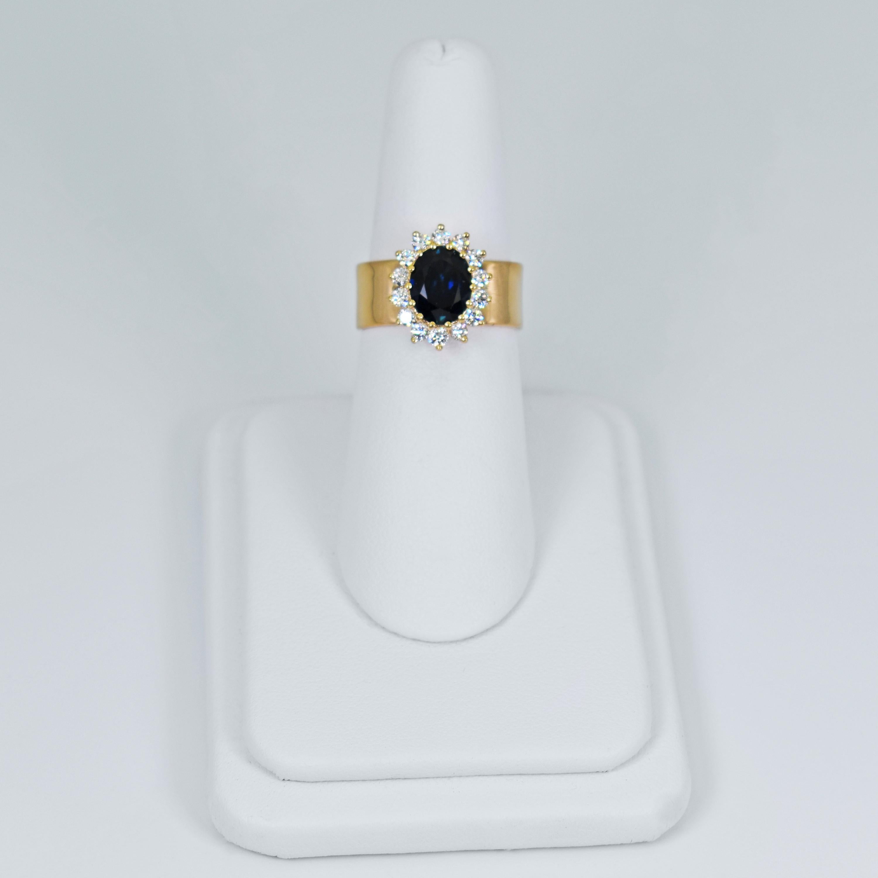 Bague cocktail halo en or 18 carats avec saphir bleu ovale de 1,76 carat et diamants en vente 1