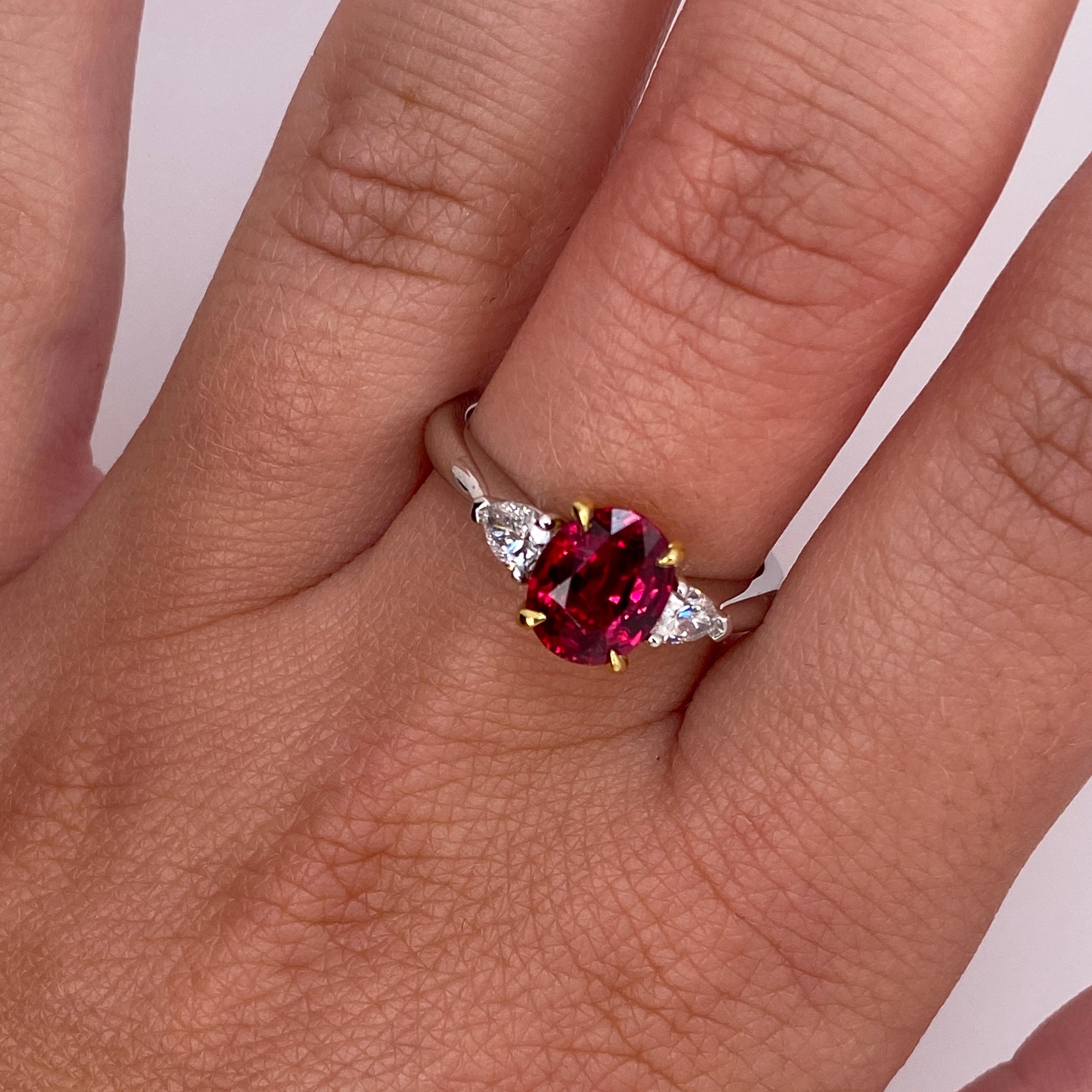 Taglio ovale Anello con rubino rosso ovale e diamanti da 1.76 carati in vendita