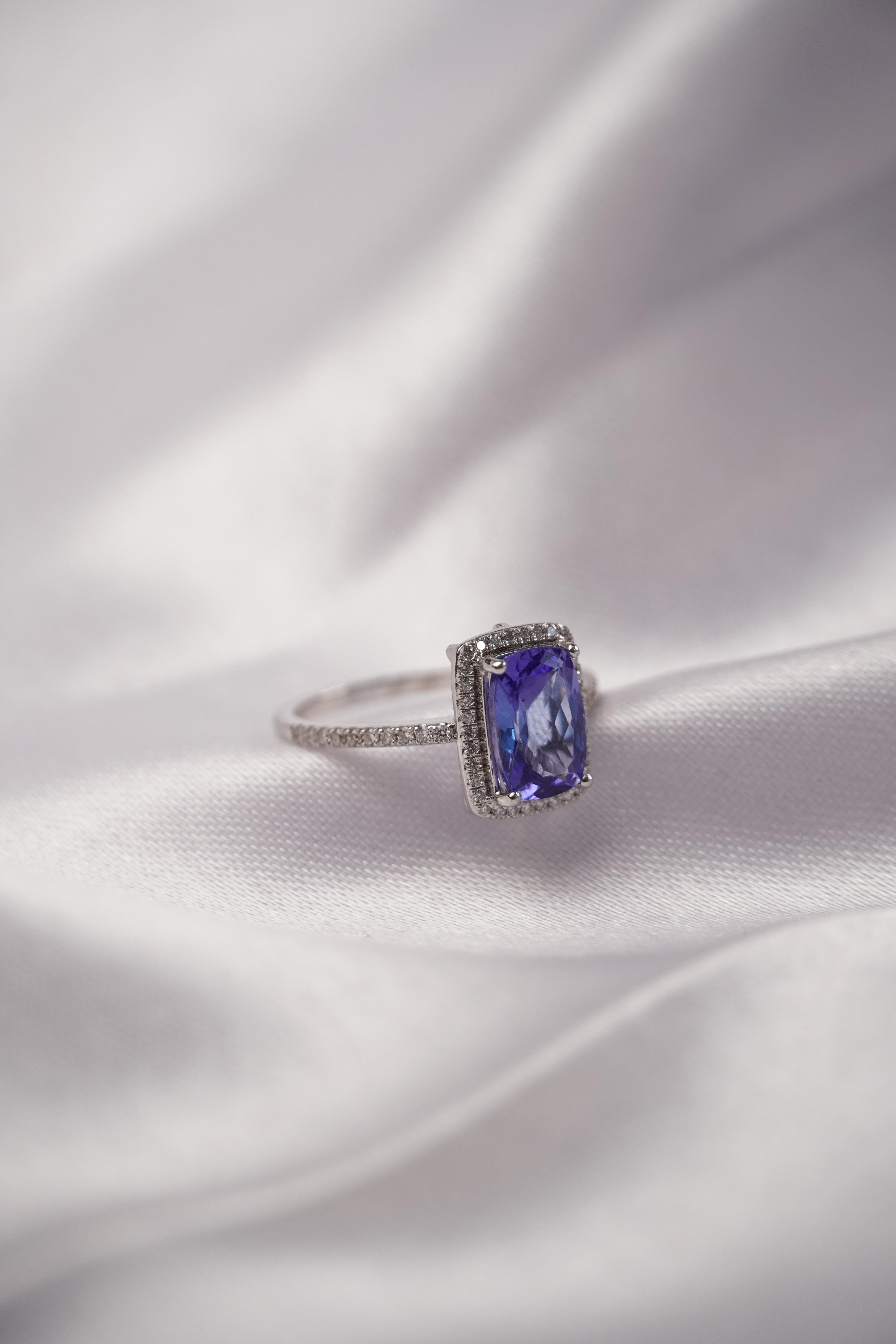 For Sale:  1.76 Carat Tanzanite and Diamond Ring in 18K White Gold 2