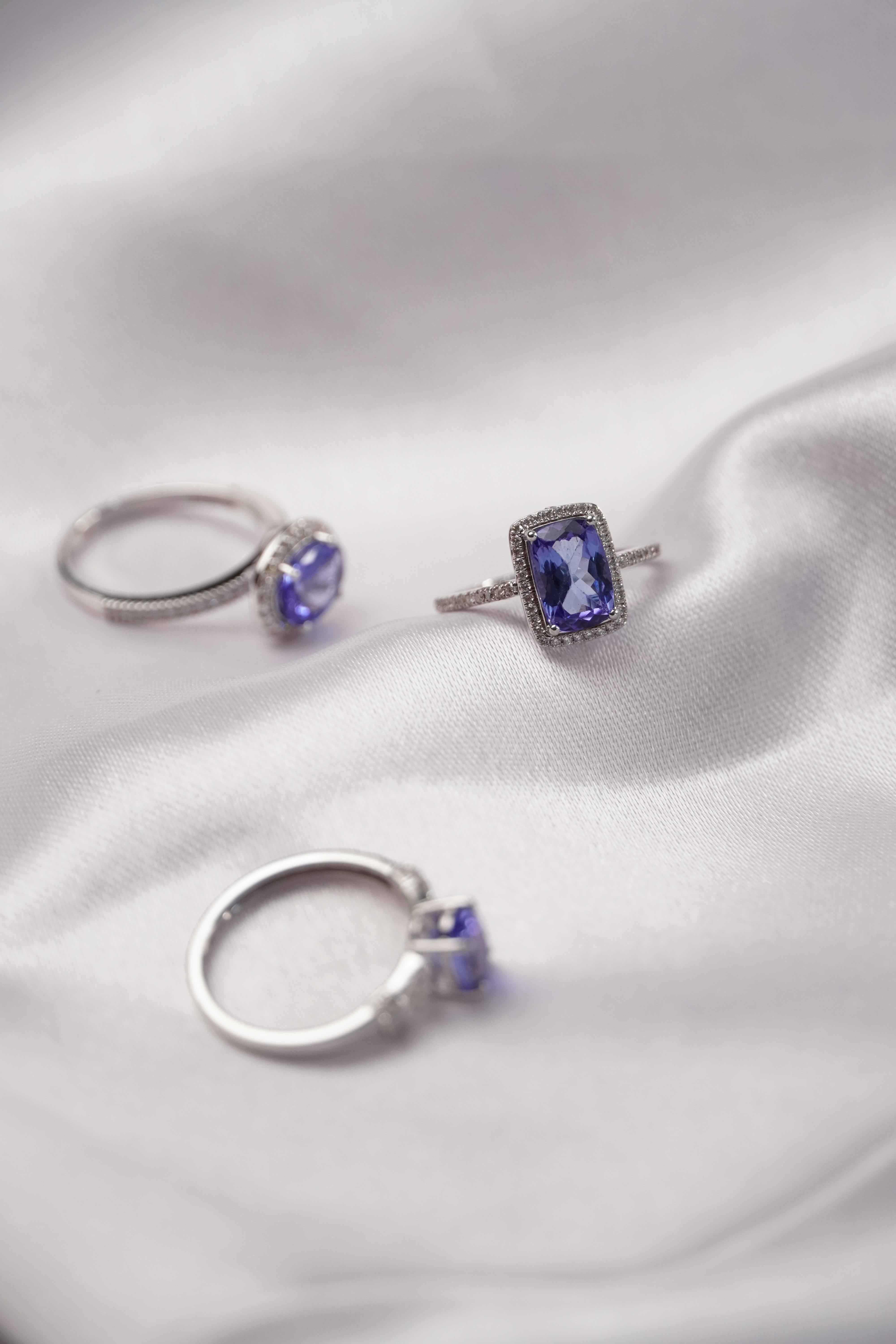 For Sale:  1.76 Carat Tanzanite and Diamond Ring in 18K White Gold 4
