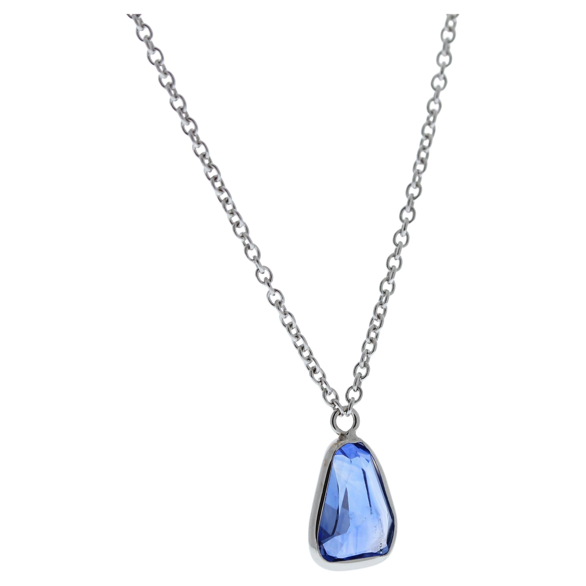 Colliers à la mode en or blanc 14 carats avec saphir triangulaire bleu de 1,76 carat en vente