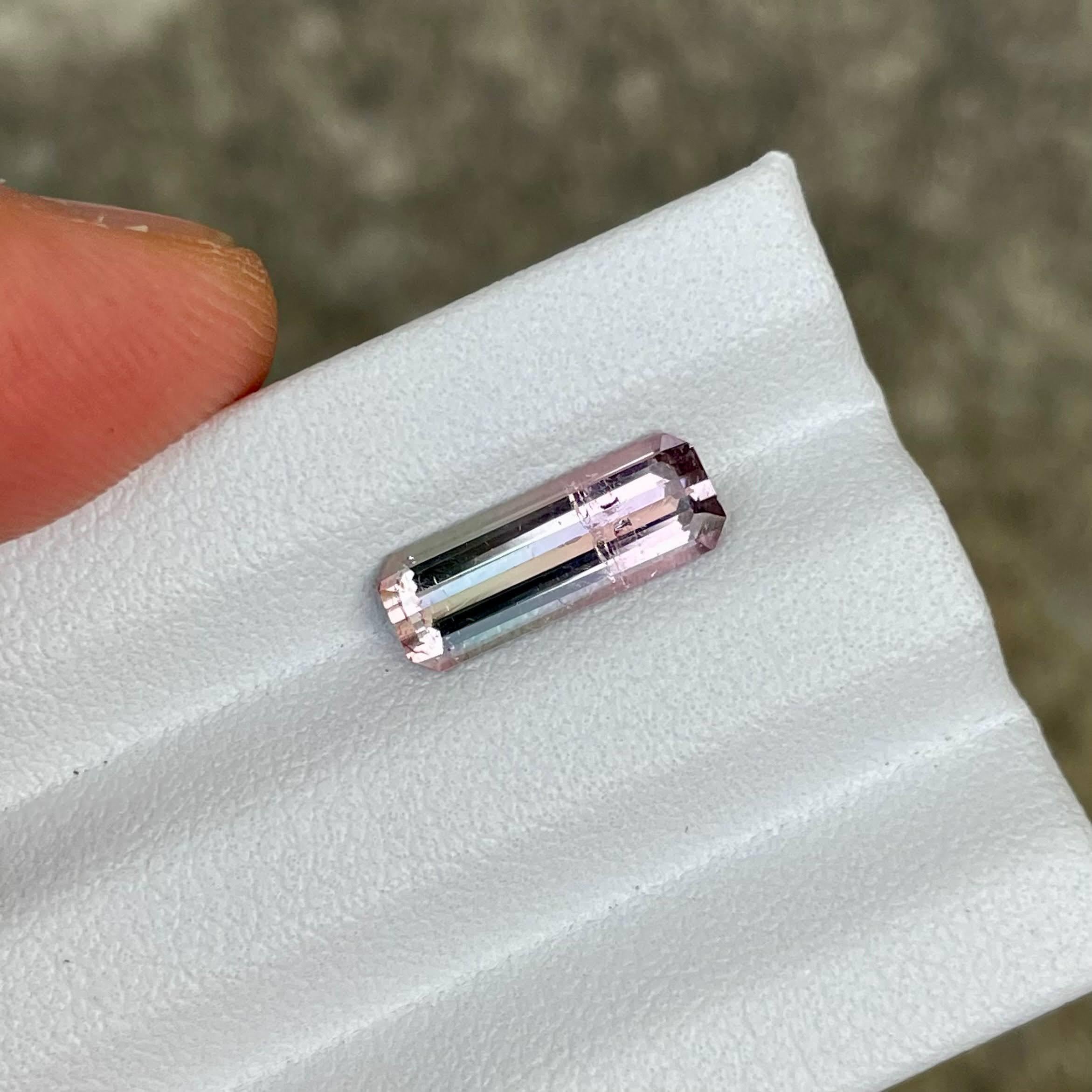 Moderne Pierre tourmaline bicolore taille émeraude afghane de 1.76 carat en vente