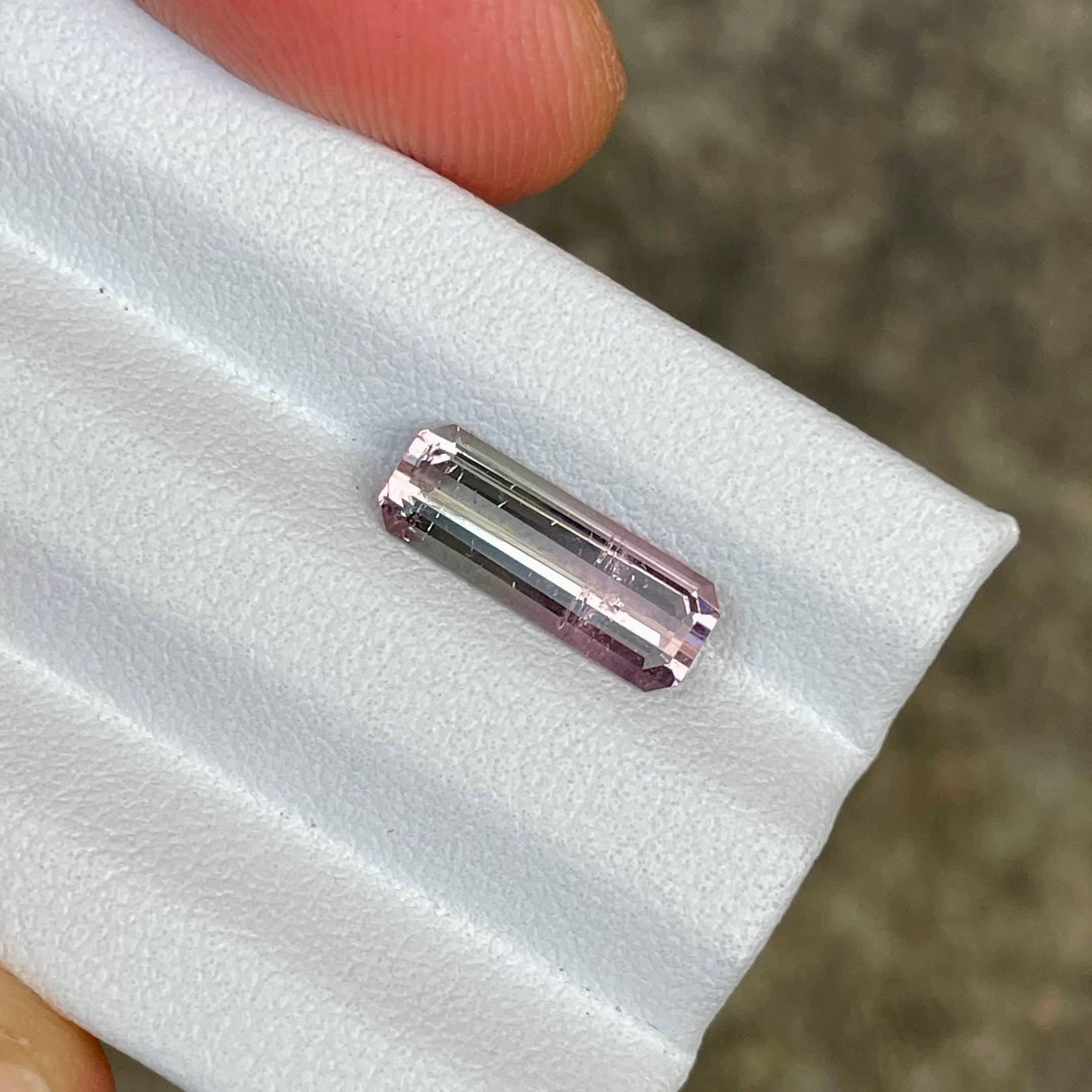 Taille émeraude Pierre tourmaline bicolore taille émeraude afghane de 1.76 carat en vente