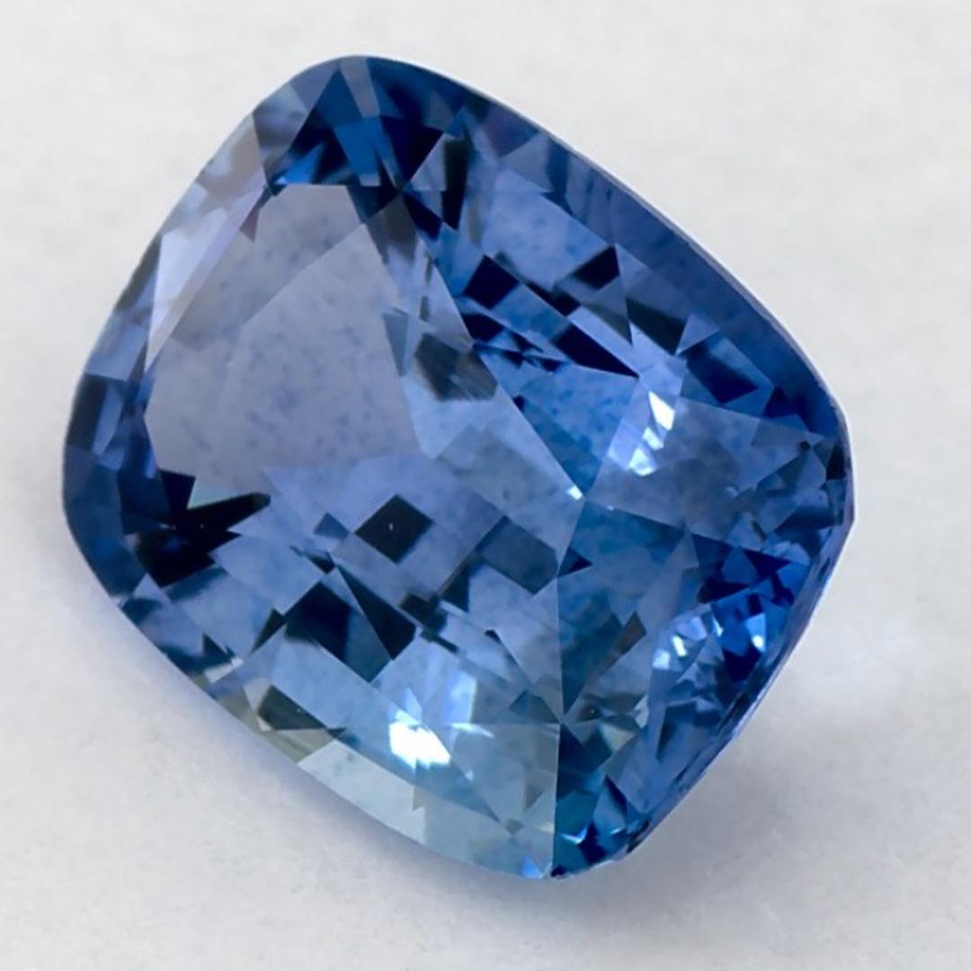 Dieser natürliche blaue Saphir bietet Eleganz und Raffinesse. Mit seiner satten Farbsättigung und seinem präzisen Schliff ist er das perfekte Herzstück für einen Verlobungsring oder ein luxuriöses Schmuckdesign.

Dieser Saphir stammt aus Sri Lanka