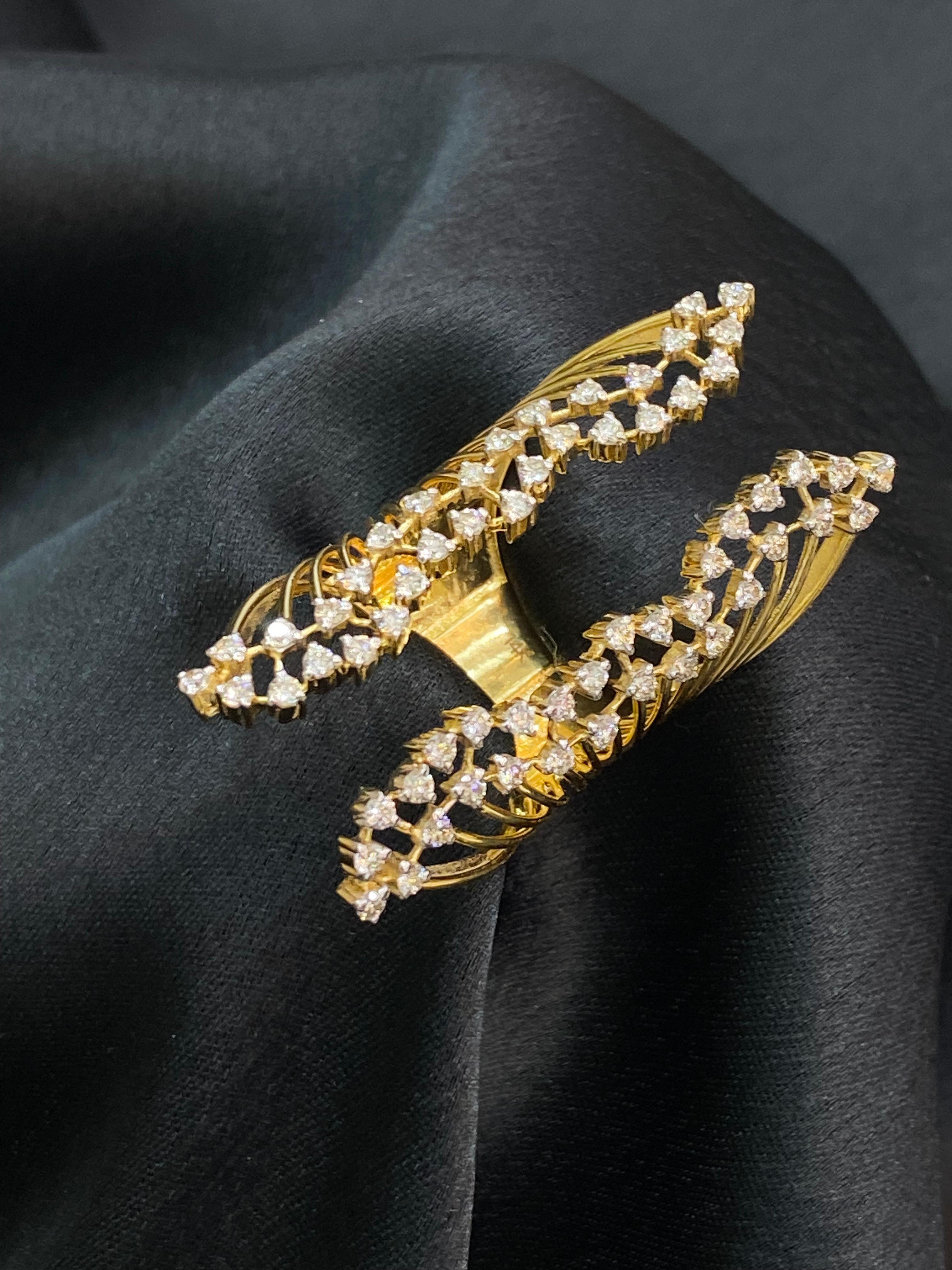Estos anillos de aniversario de oro amarillo de 14 quilates, que realzan con brillo el atuendo tradicional, ostentan 1,76 quilates de brillantes diamantes F/VS1 ¡para un efecto deslumbrante!

Especificaciones : 
Color del diamante : Blanco
Peso del