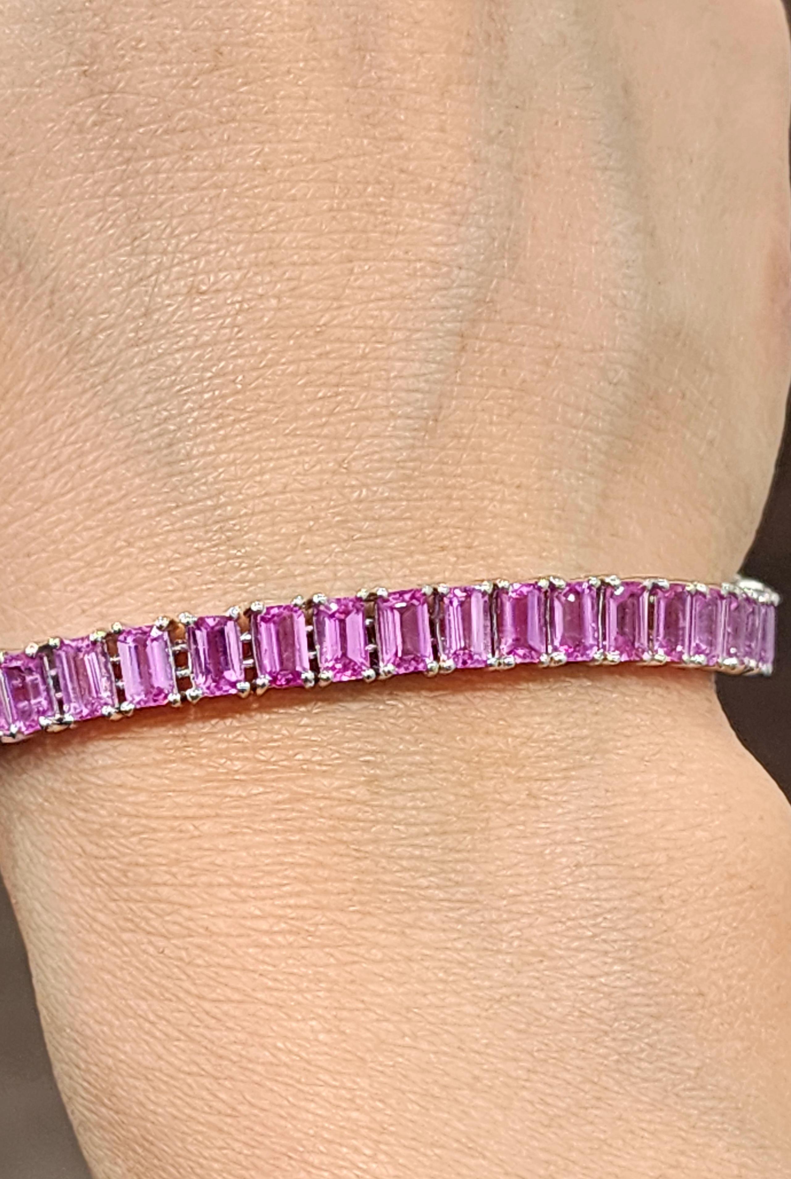 Modern 17.60 ct Natural Pink Sapphire Bracelet For Sale