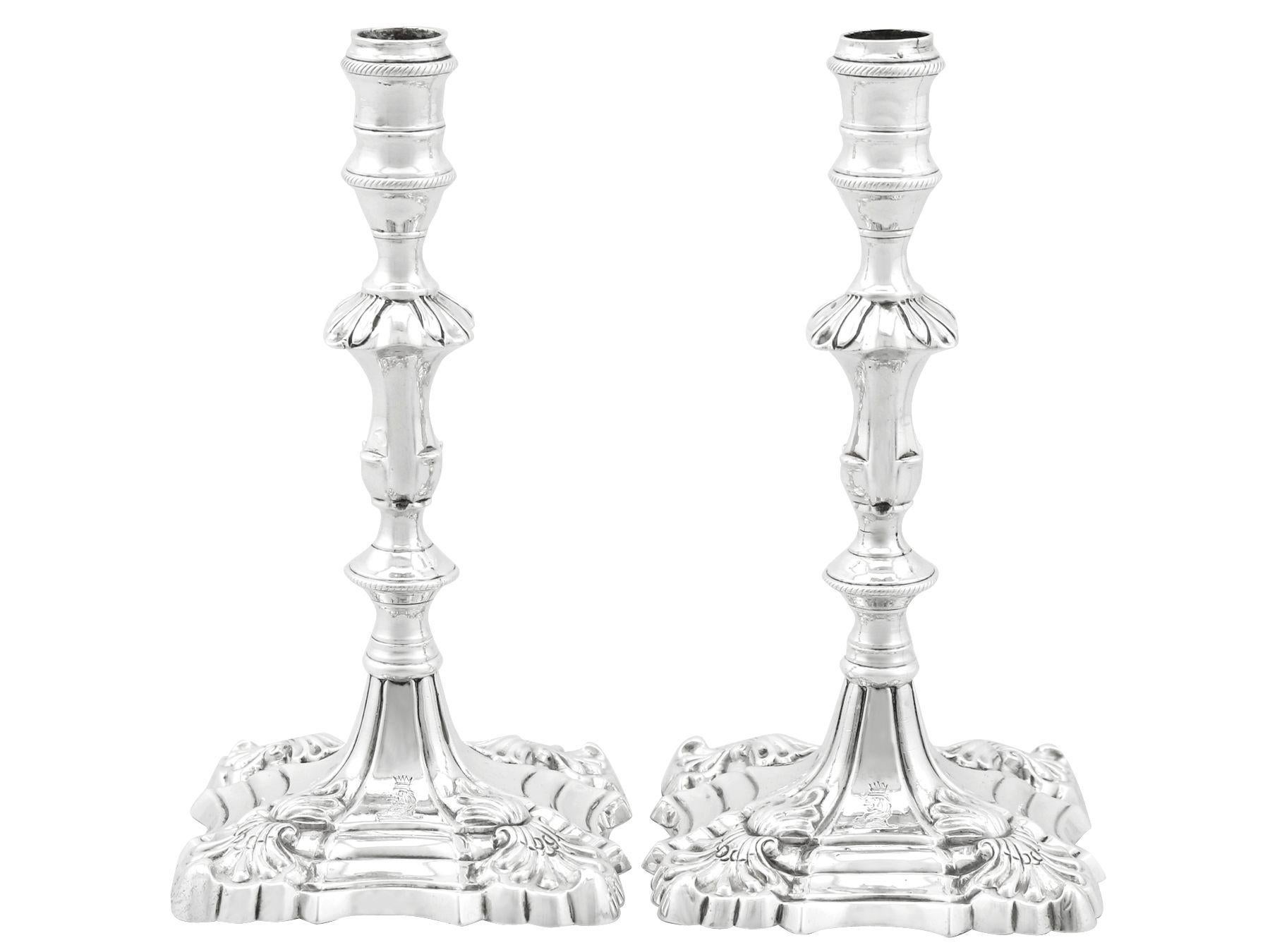 Un par excepcional, fino e impresionante de antiguos candelabros ingleses de plata de ley fundida de Jorge III; una adición de nuestra colección de platería georgiana ornamental

Estos excepcionales candelabros cónicos antiguos de plata de ley de