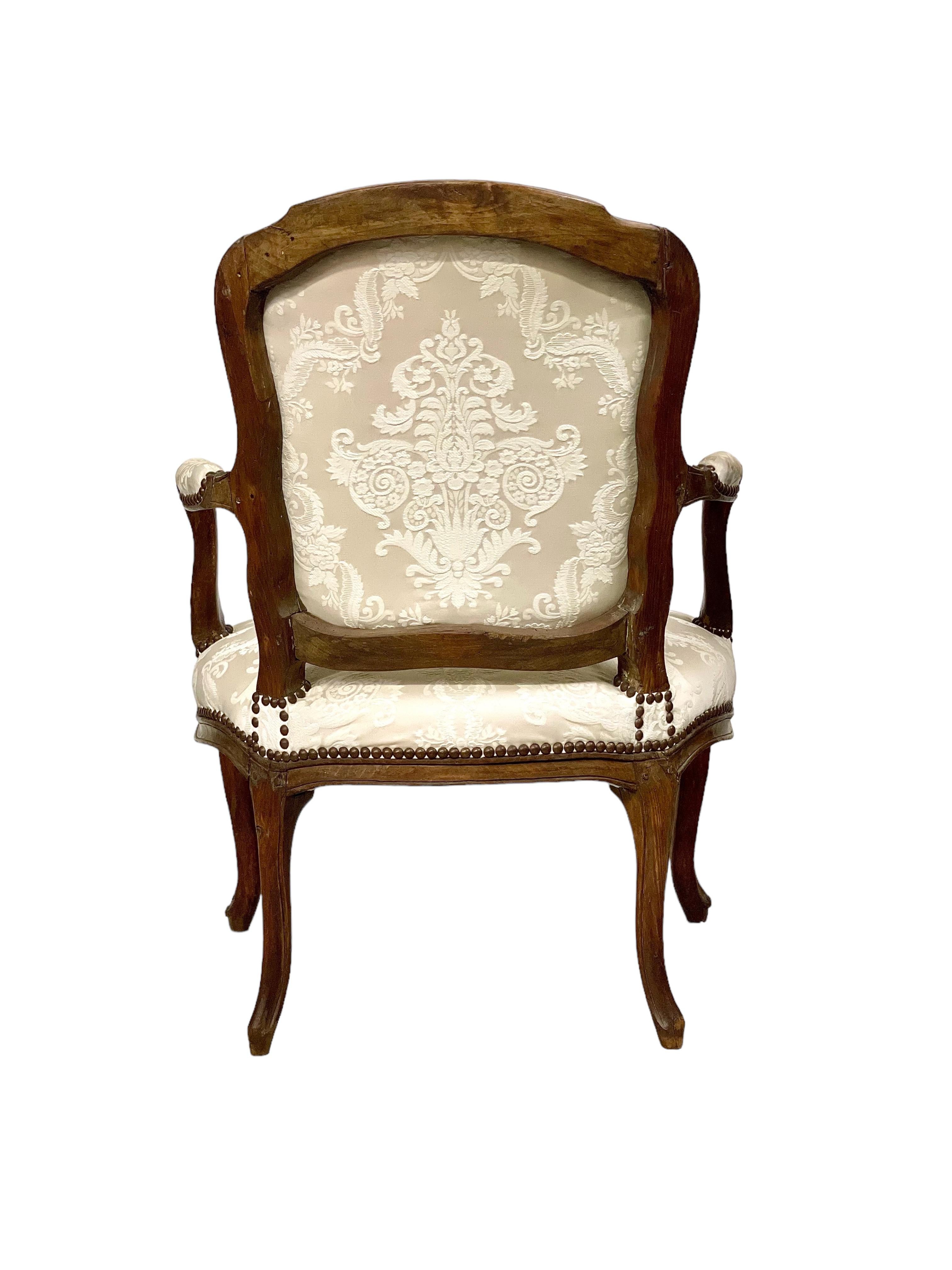 Fauteuil à La Reine aus der Zeit Ludwigs XV. von Mathieu Bauve, 1760 (Walnuss) im Angebot