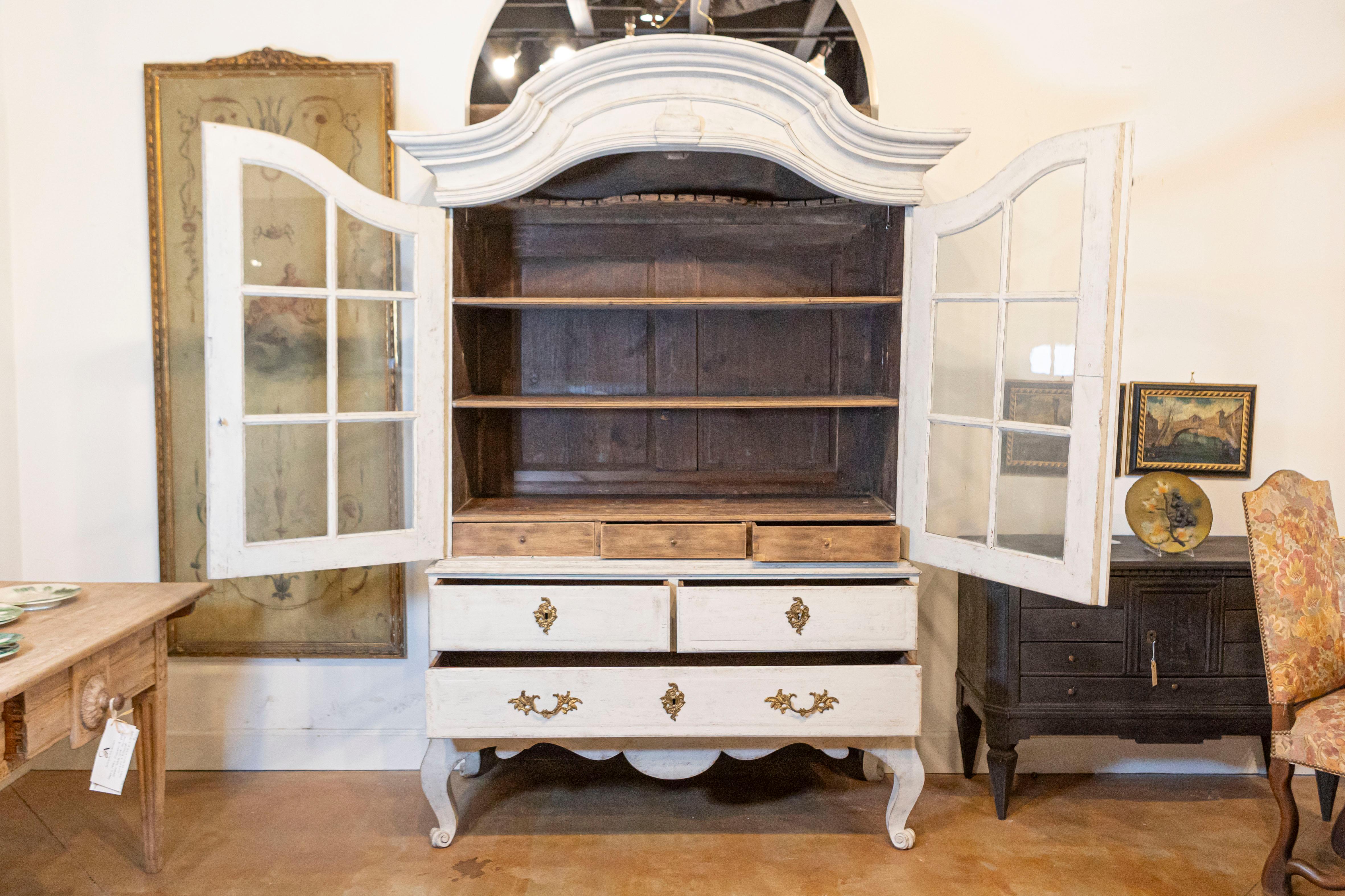 Schwedischer Rokoko-Schrank aus der Zeit 1760er Jahre mit Glastüren, Bonnet-Platte und Cabrioles (Gemalt) im Angebot