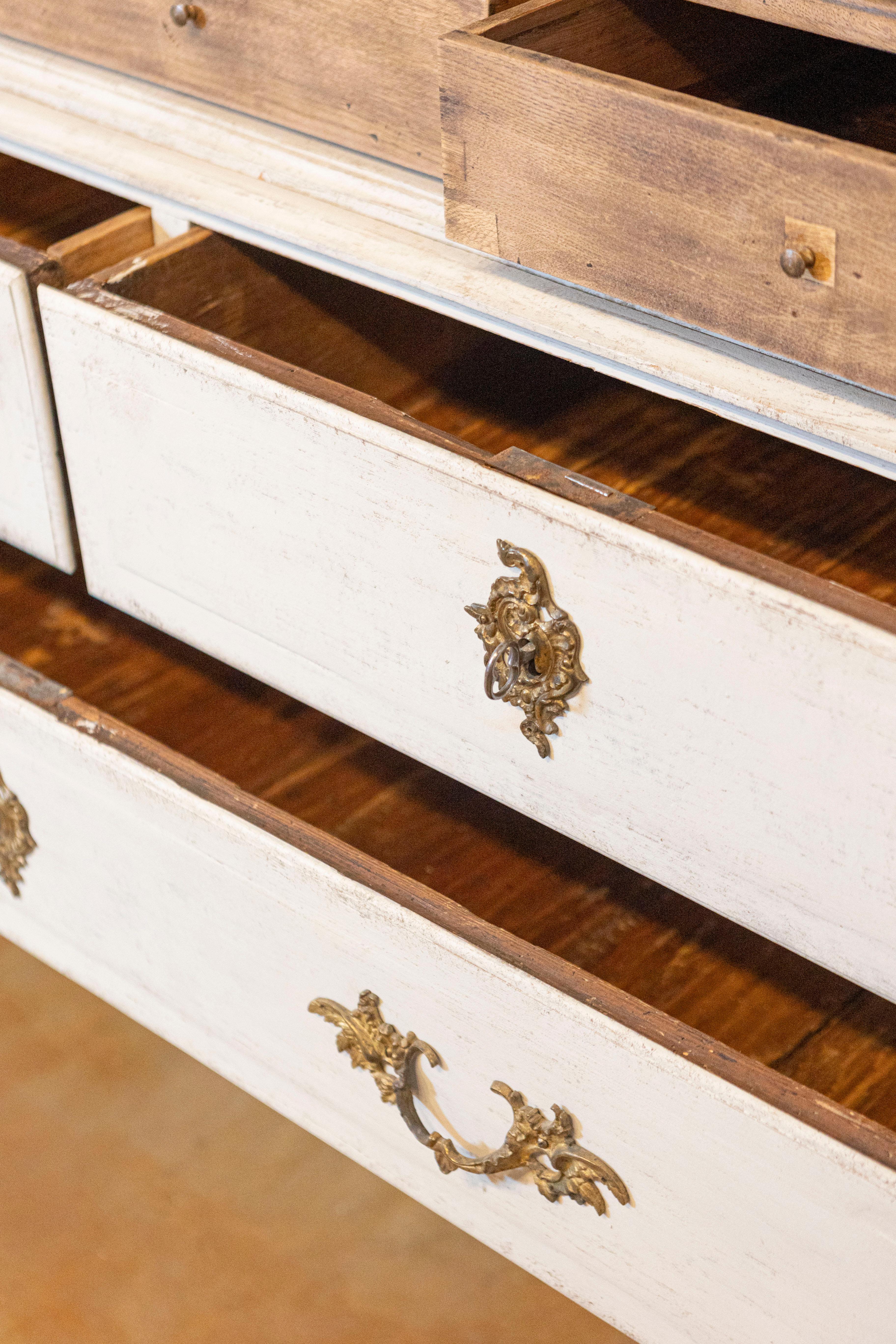 Schwedischer Rokoko-Schrank aus der Zeit 1760er Jahre mit Glastüren, Bonnet-Platte und Cabrioles im Zustand „Gut“ im Angebot in Atlanta, GA