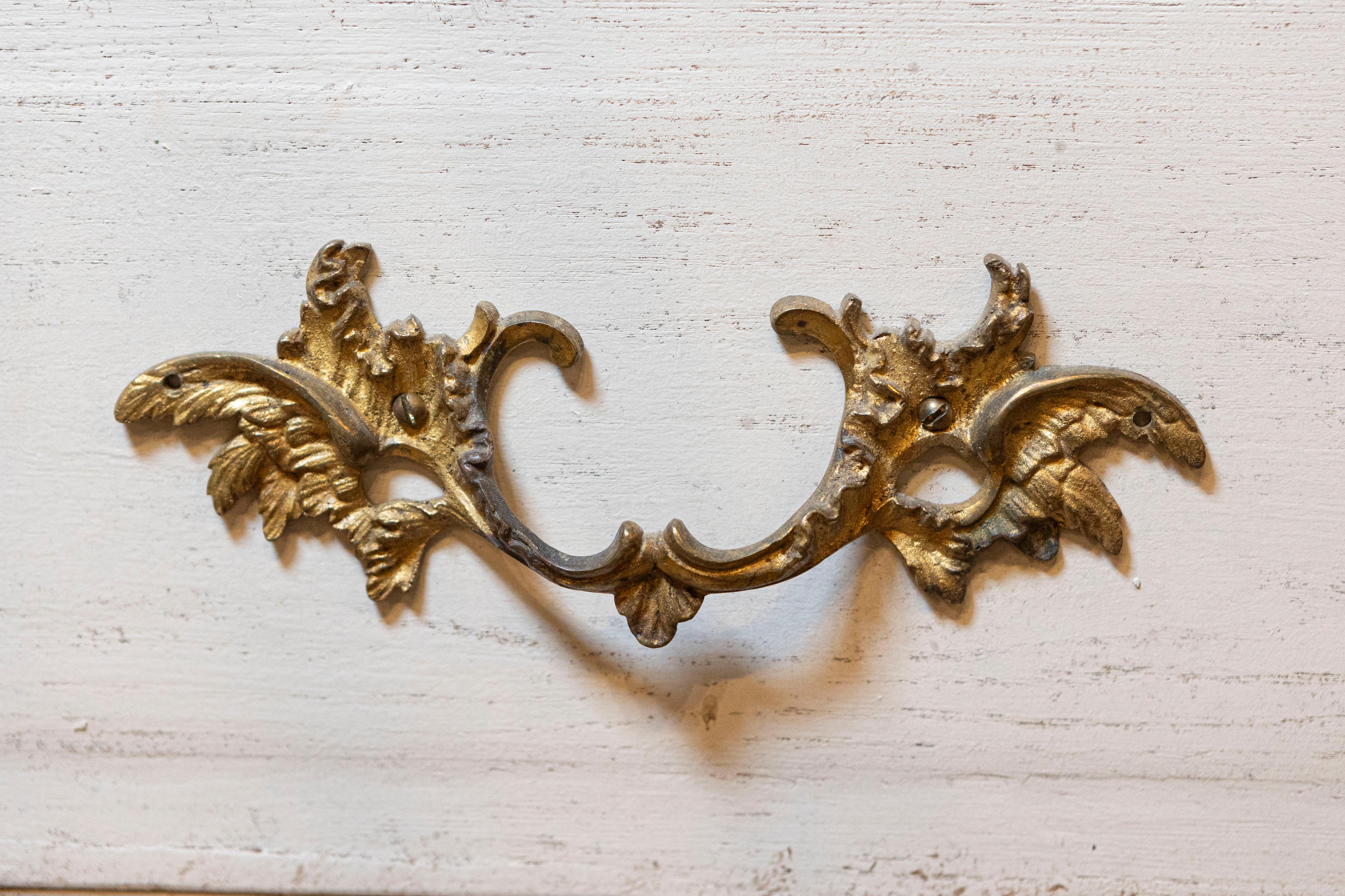 Schwedischer Rokoko-Schrank aus der Zeit 1760er Jahre mit Glastüren, Bonnet-Platte und Cabrioles (18. Jahrhundert) im Angebot