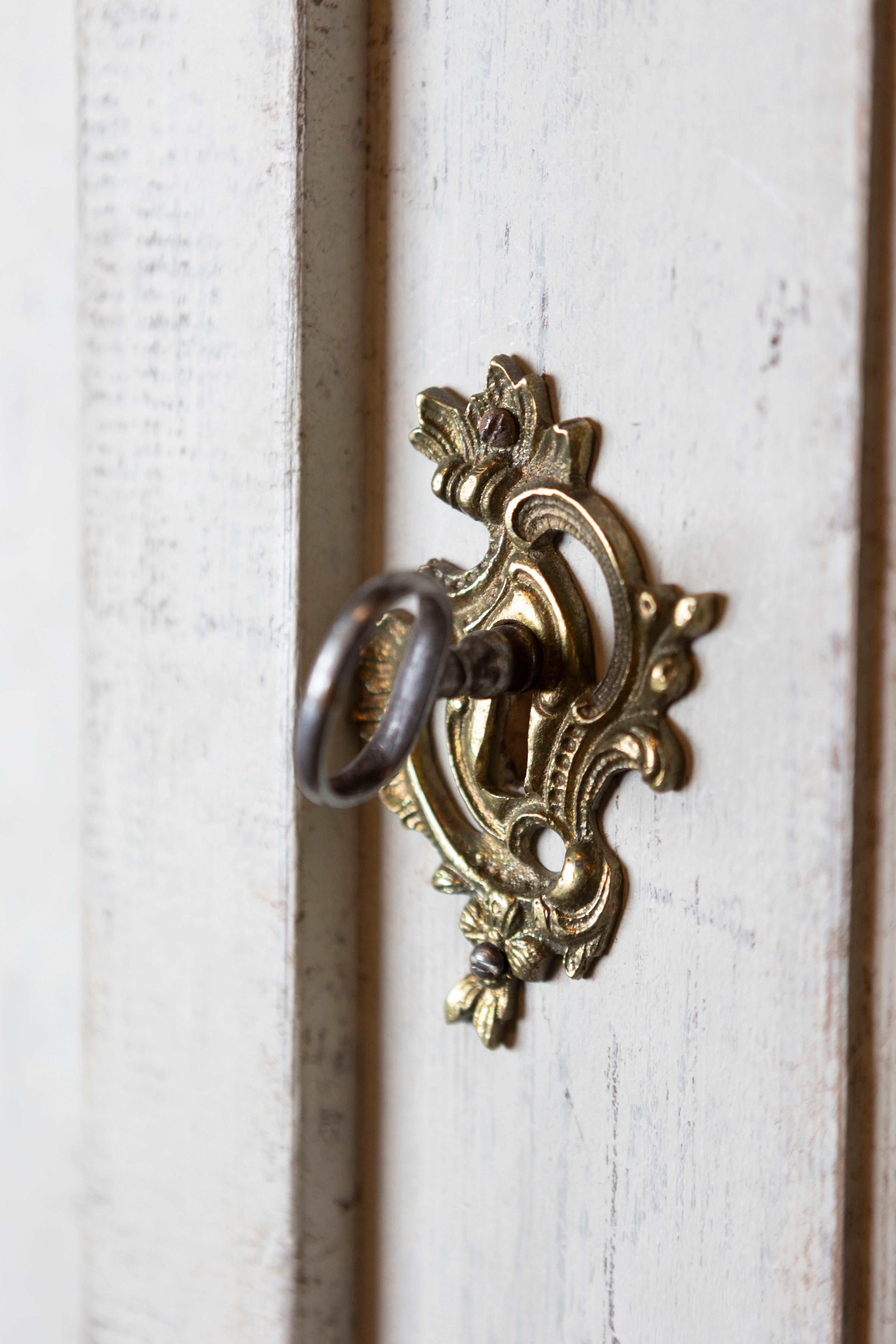Schwedischer Rokoko-Schrank aus der Zeit 1760er Jahre mit Glastüren, Bonnet-Platte und Cabrioles im Angebot 1