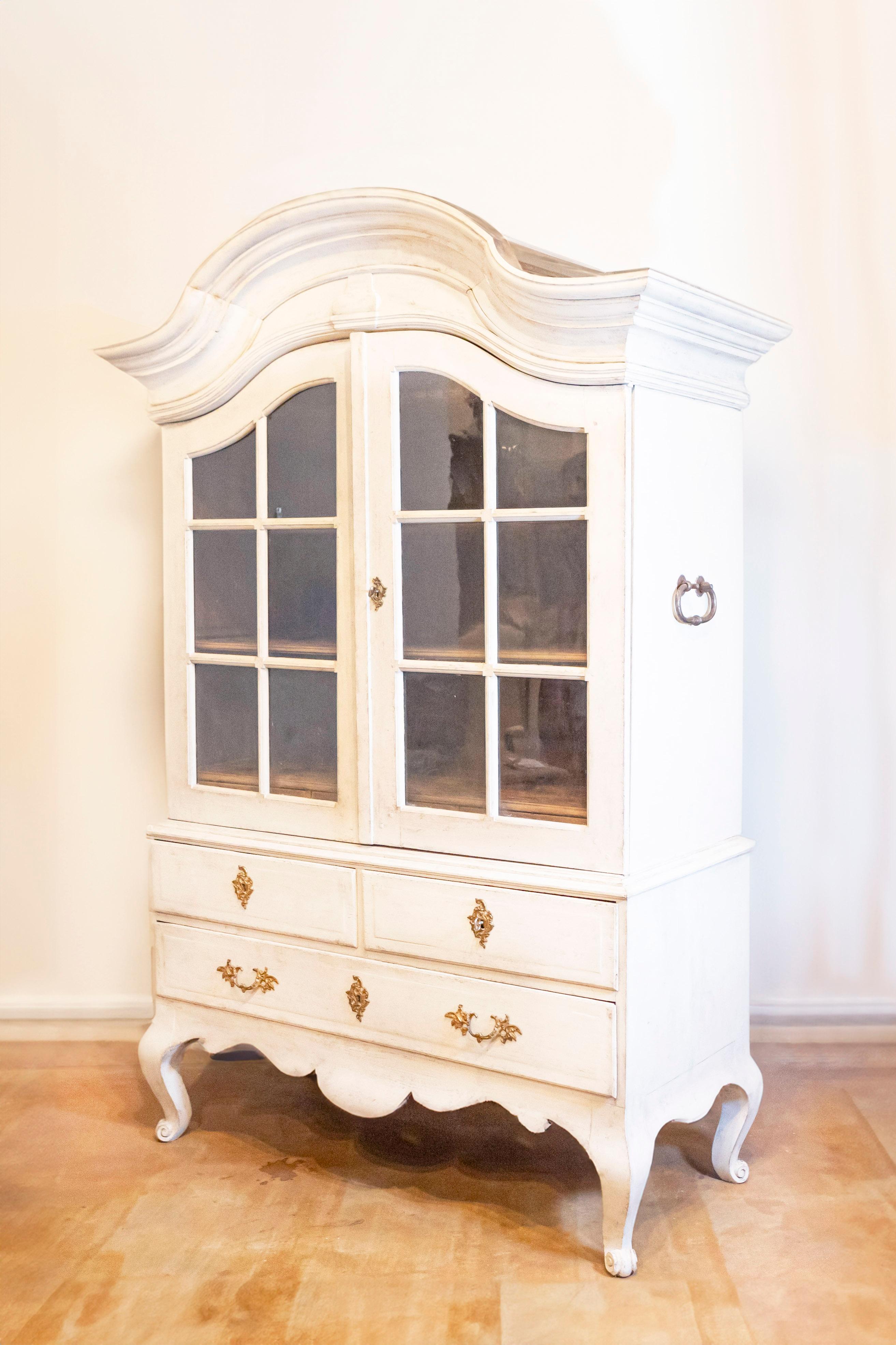 1760s Period Rococo Swedish Cabinet with Glass Doors, Bonnet Top and Cabrioles For Sale 2