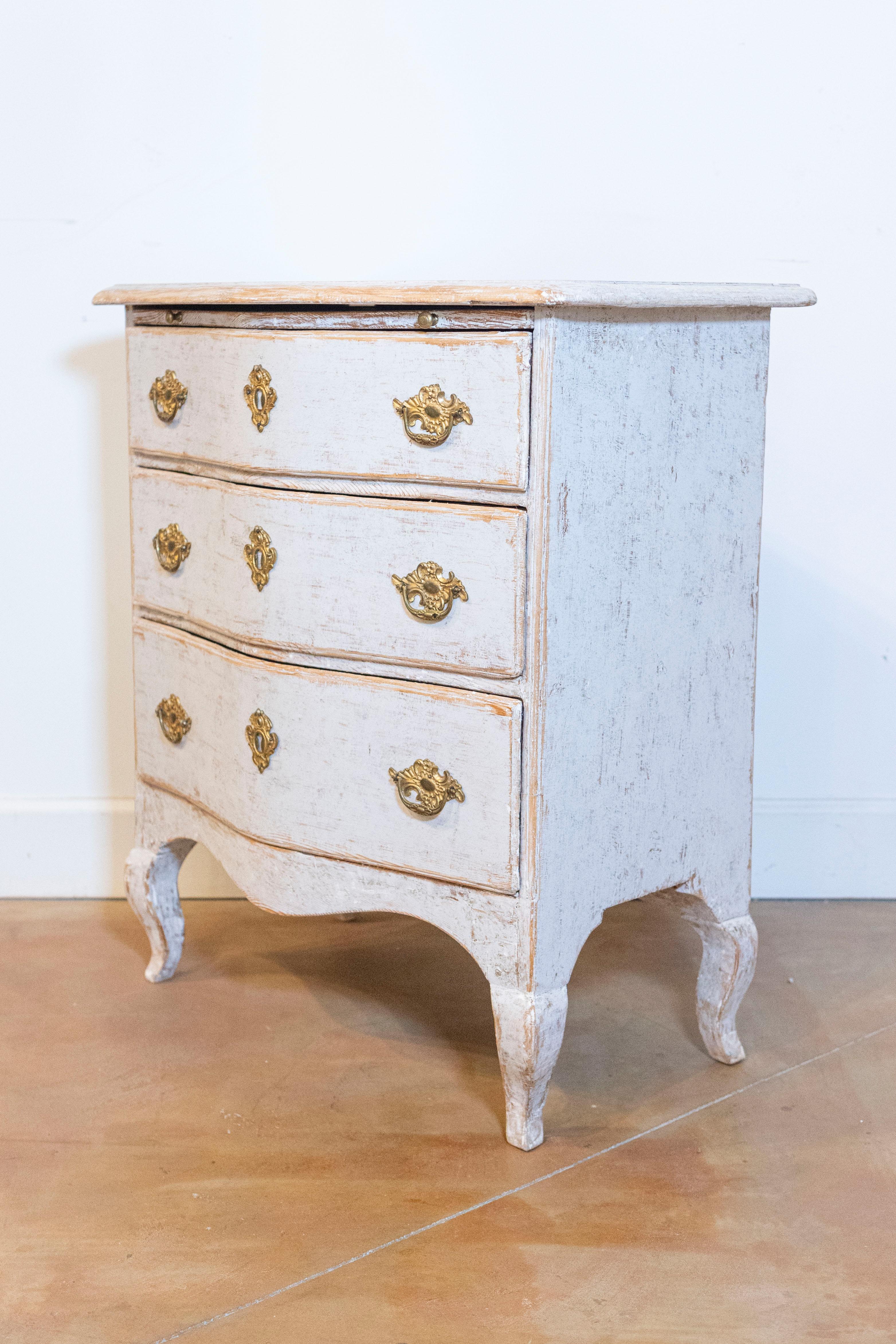 1760s Rococo Period Swedish Light Grey Painted Chest of Drawers with Pull-Out In Good Condition For Sale In Atlanta, GA