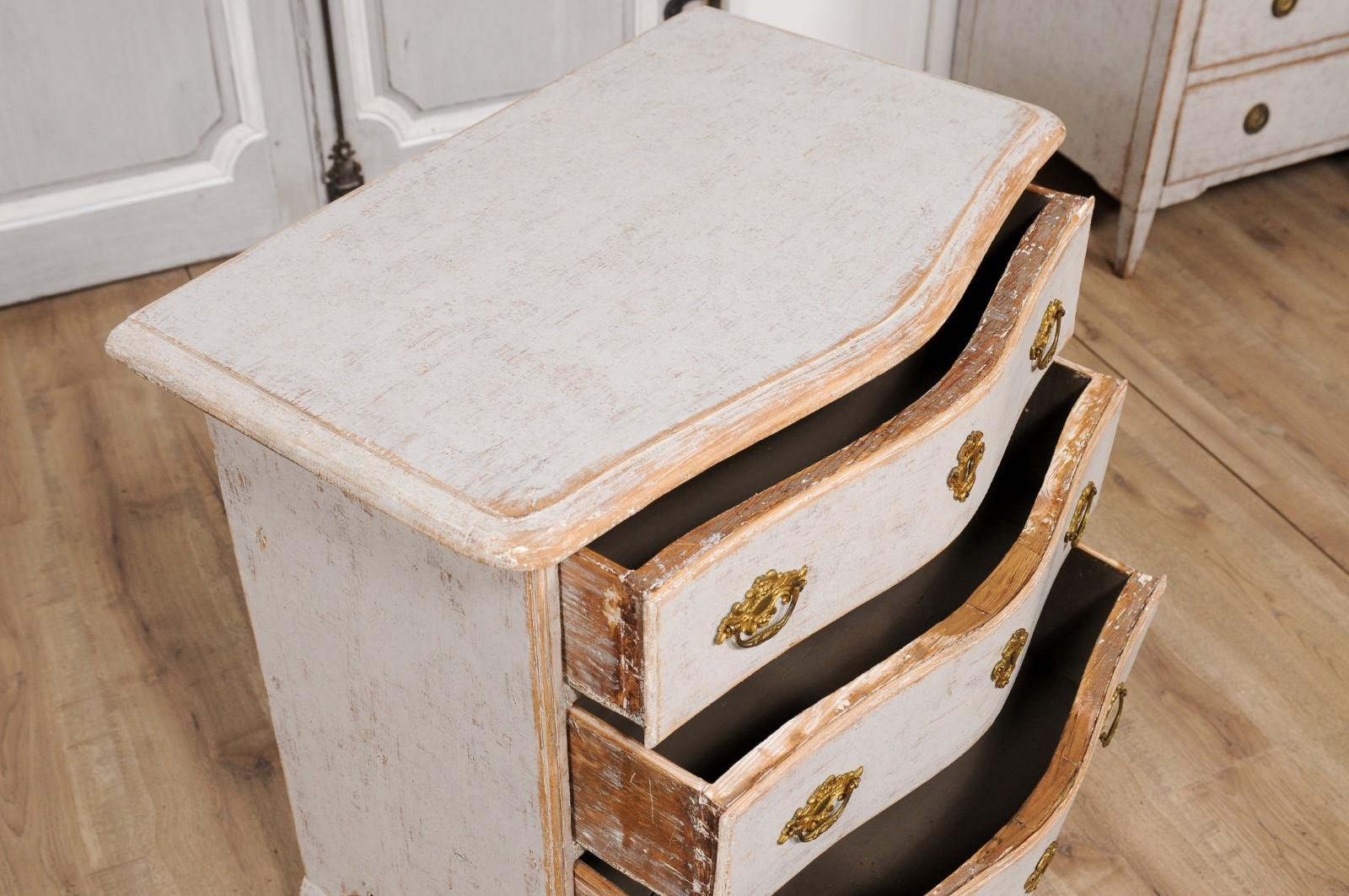 1760s Rococo Period Swedish Light Grey Painted Chest of Drawers with Pull-Out For Sale 1