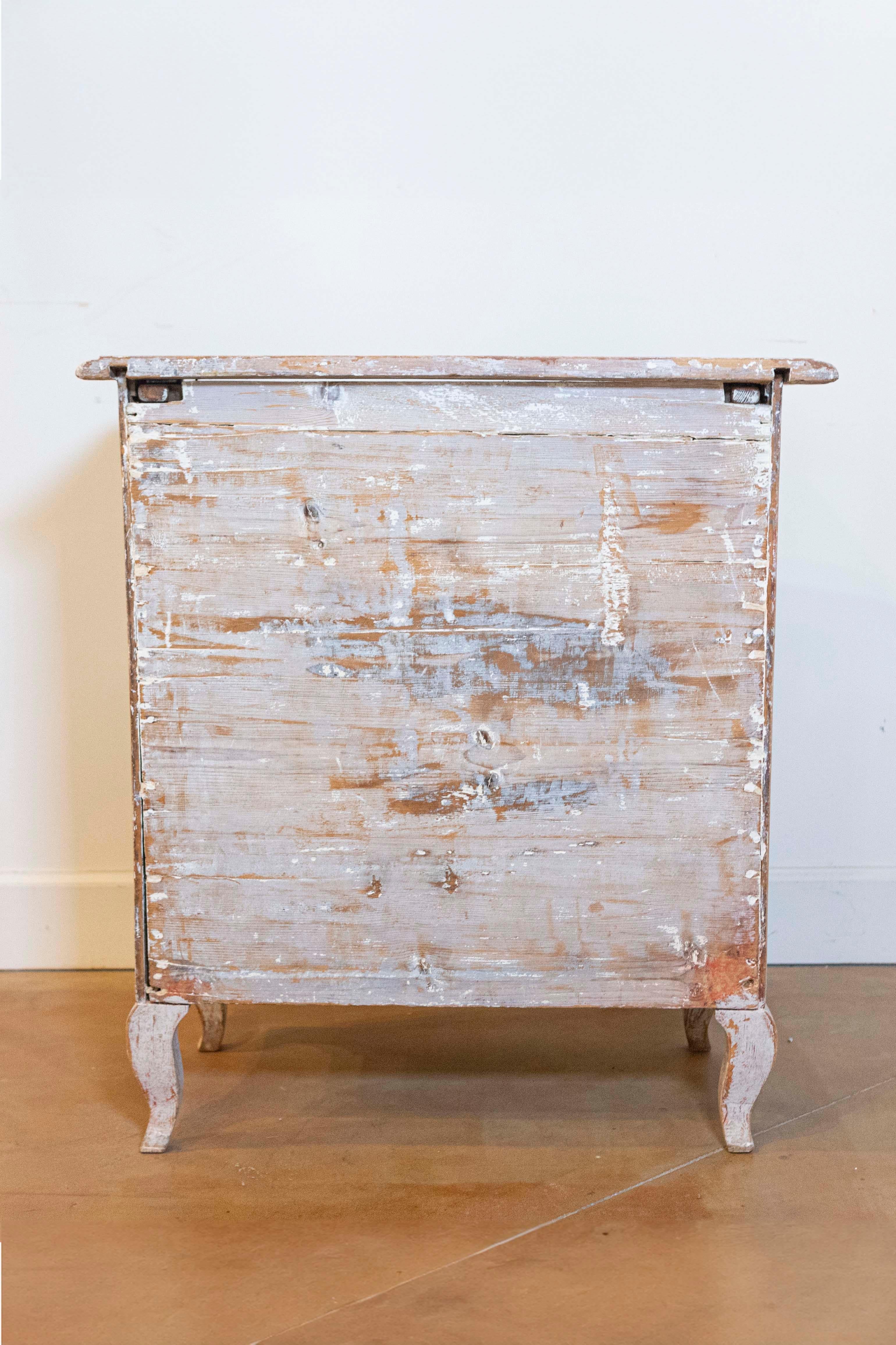 1760s Rococo Period Swedish Light Grey Painted Chest of Drawers with Pull-Out For Sale 1