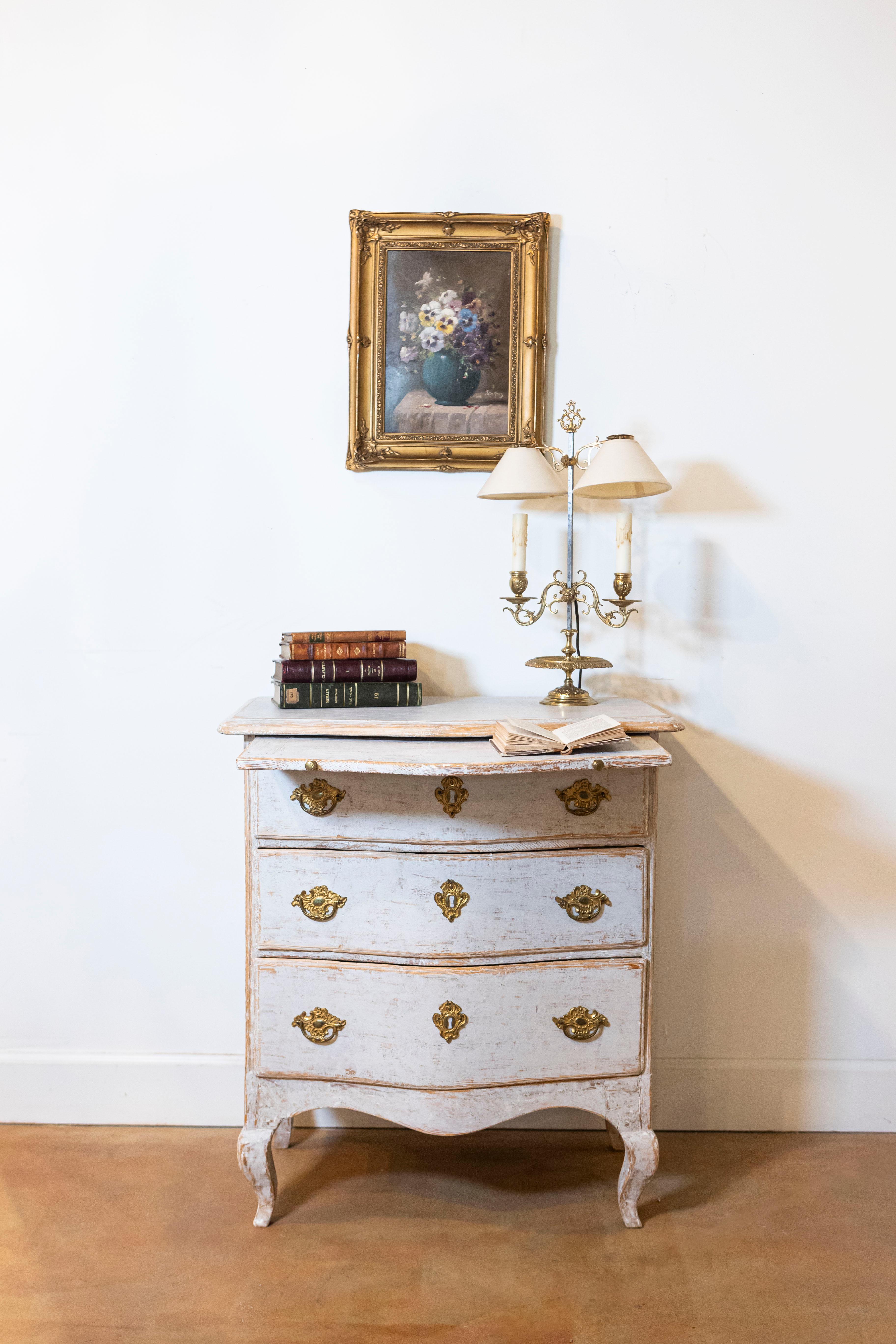 1760s Rococo Period Swedish Light Grey Painted Chest of Drawers with Pull-Out For Sale 2