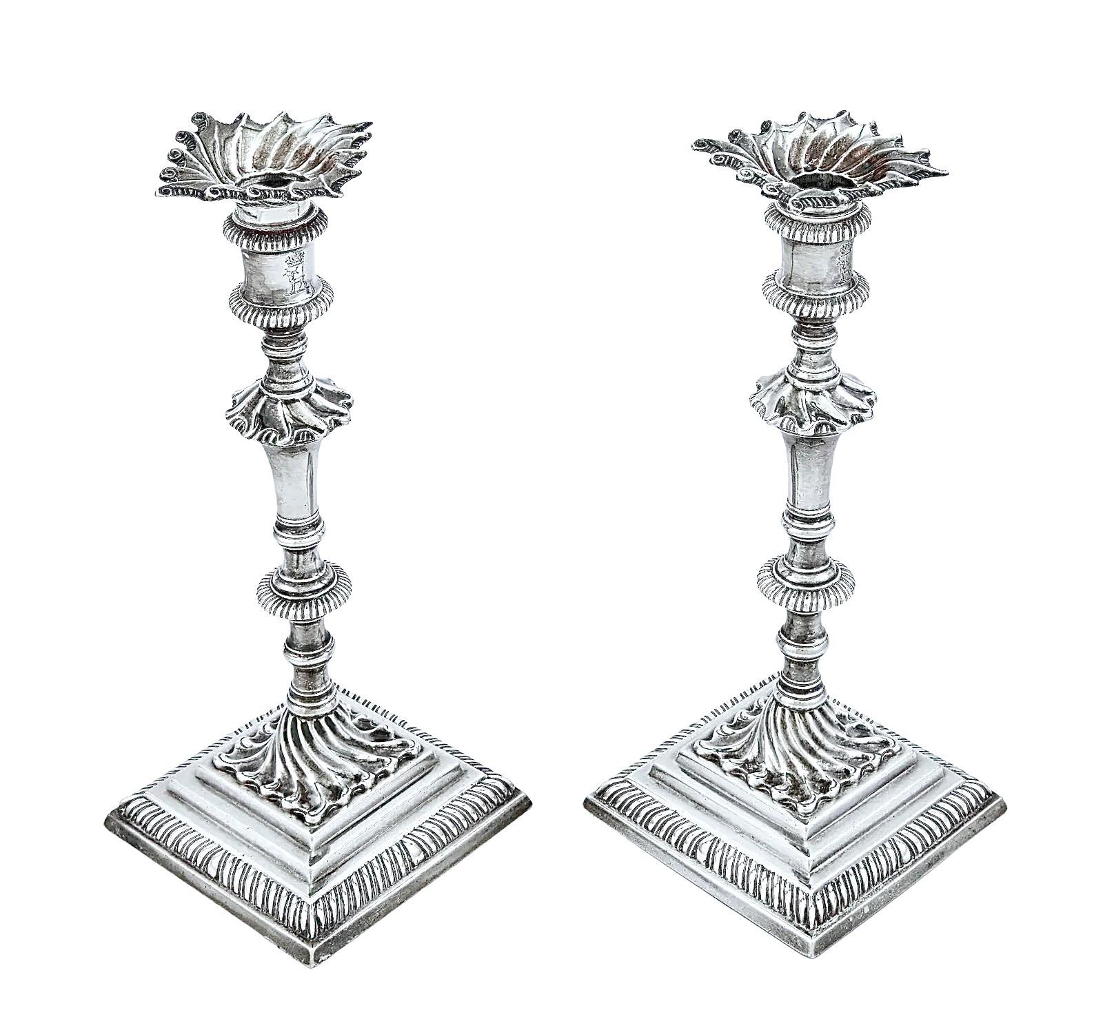 Wir präsentieren ein außergewöhnliches Paar Kerzenhalter aus Sterlingsilber von George III., die 1763 von dem erfahrenen Silberschmied William Café sorgfältig hergestellt wurden. Diese Kerzenständer sind ein Zeugnis für die zeitlose Eleganz und