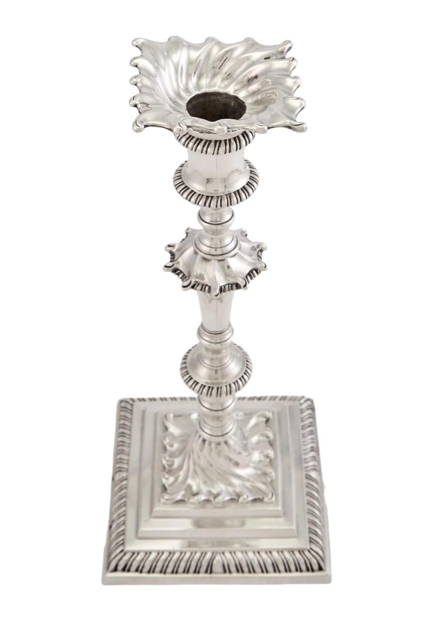 1764 Set di quattro candelieri in argento di Giorgio III di Ebenezer Coker. Ogni gambo è bugnato con scanalature a spirale su una base quadrata a gradini e gadrooned. Il peso approssimativo è di 80 once.
 