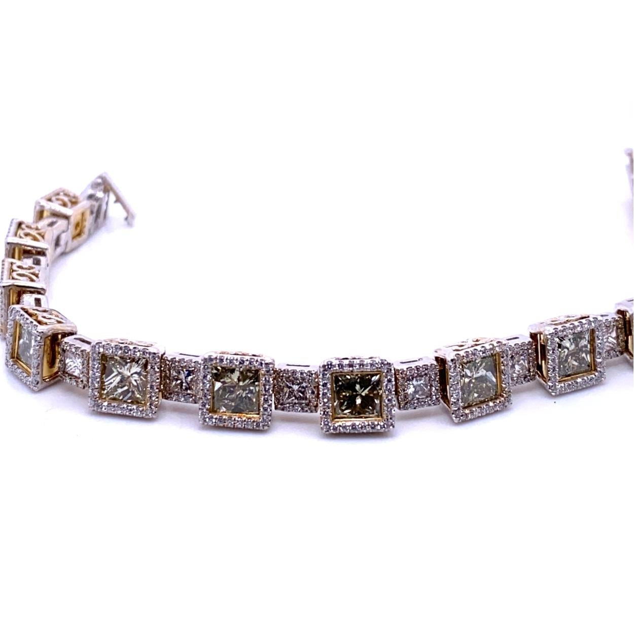 17,66 Karat Diamant-Tennisarmband im Prinzessinnenschliff mit Halo im Zustand „Neu“ im Angebot in Los Angeles, CA