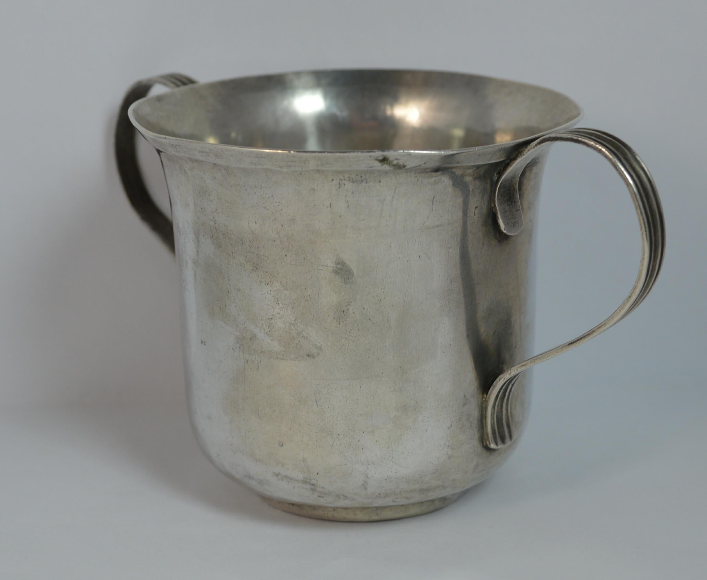 A quality sterling silver early Georgian two handled cup / porringer / bowl.
Finely made, plain, lightly hammered finish, all original.

Hallmarks ; lion, London assay, makers marks, date letter for 1768
Size ; 80mm diameter top, 70mm tall
Weight ;