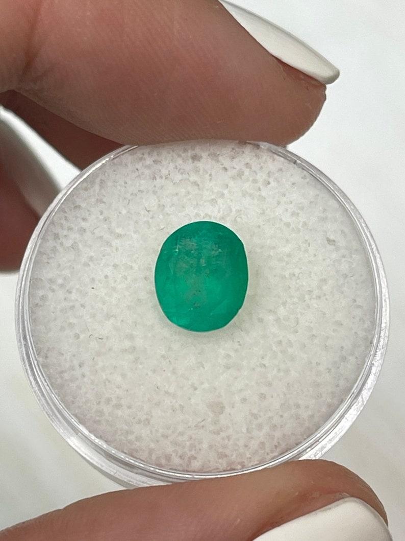 A. Stone: Smeraldo
Peso: 1,76 carati
Forma: Taglio ovale
Chiarezza: Semi-trasparente
Lucentezza: Buona
Colore: Greene & Greene medio
Misure: 8,57 mm x 7,60 mm x 5,22 mm
Origine geografica: Colombia
Trattamento: Naturale, oliatura

Commenti: A causa