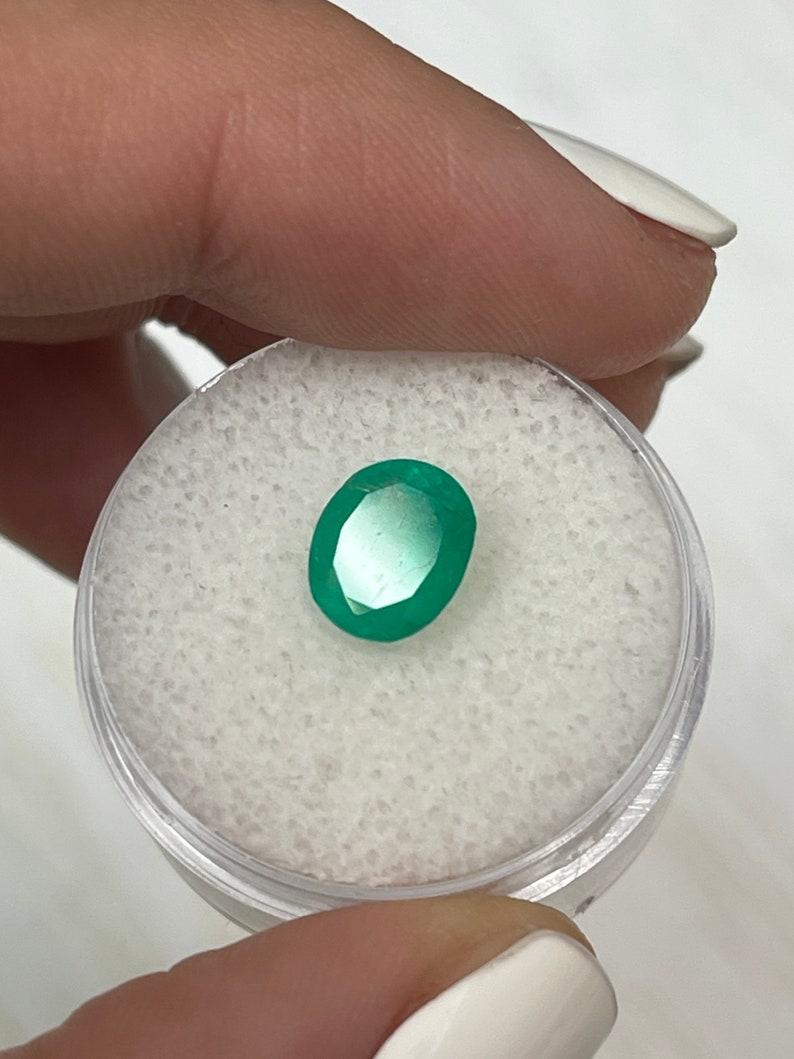 Taglio ovale 1,76 ct 8,6x7,6 Smeraldo colombiano verde medio - gemma ovale in vendita