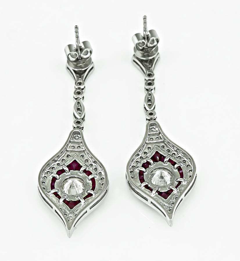 1.76 Karat Diamant 1,33 Karat Rubin baumelnde Ohrringe (Rundschliff) im Angebot