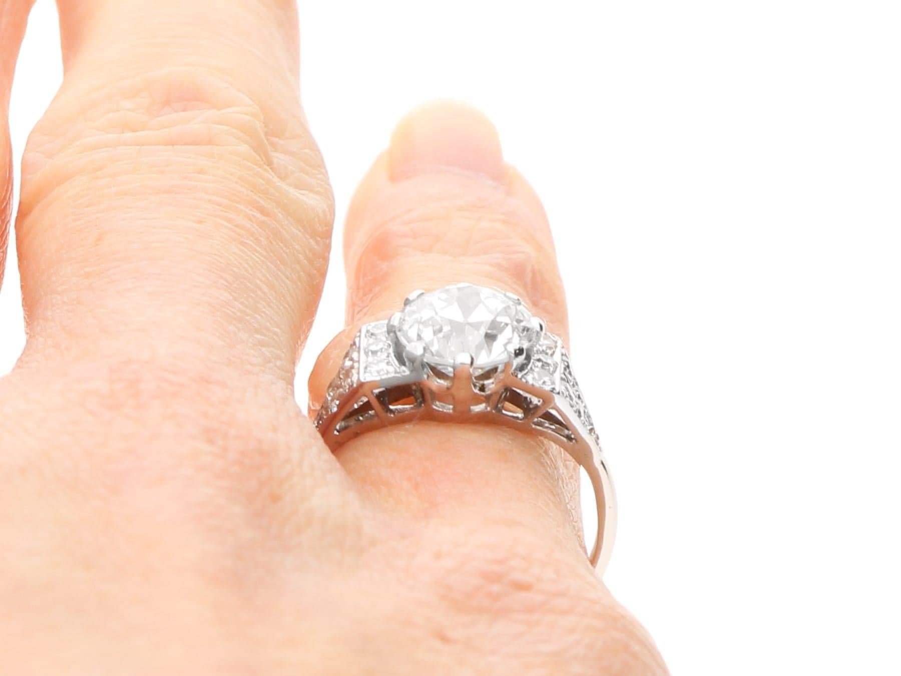 Bague de fiançailles solitaire en platine et diamant de 1,76 carat, ancienne datant d'environ 1925 en vente 5