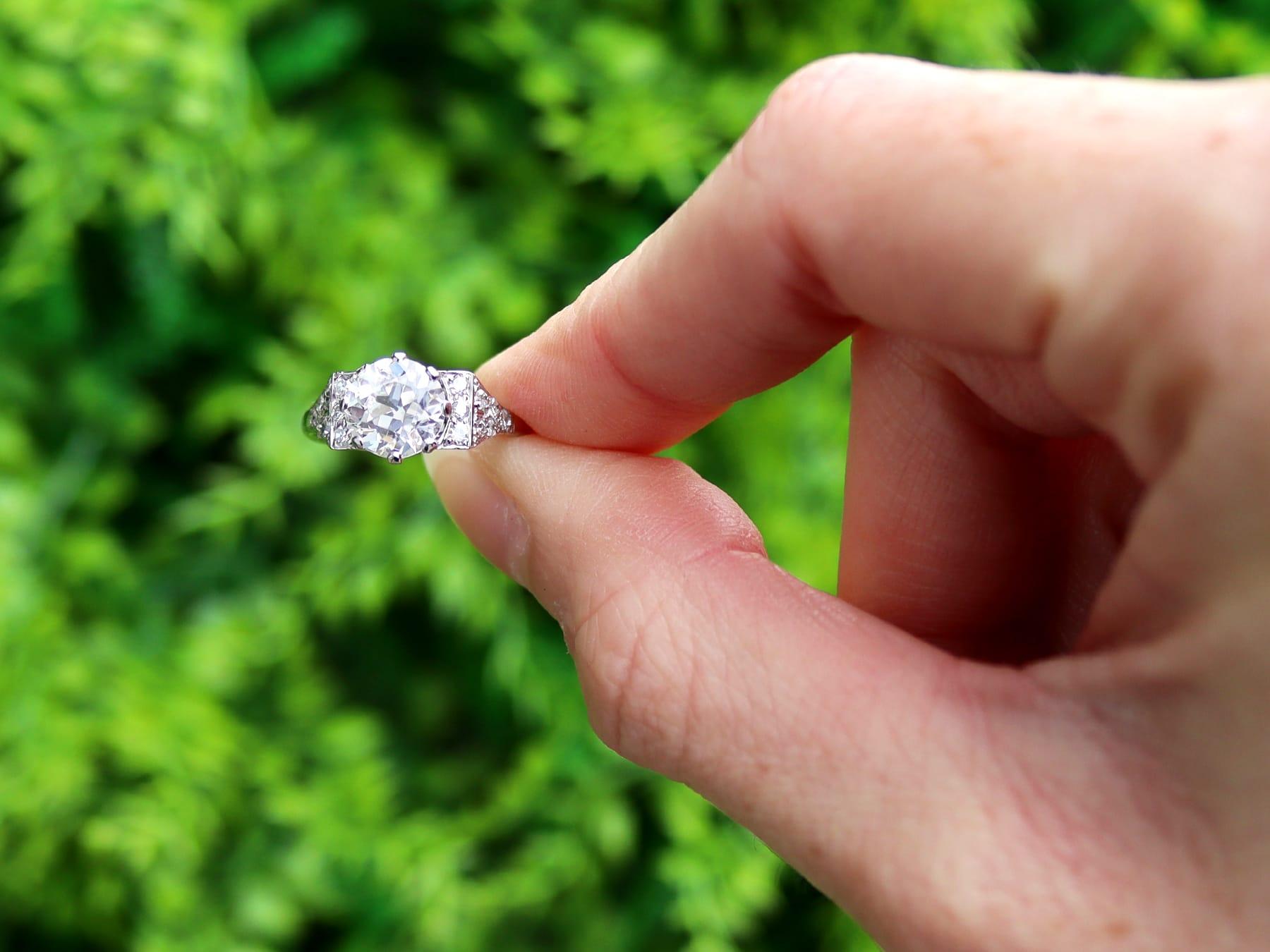 Une magnifique bague de fiançailles solitaire en platine et diamant ancien de 1,13 carat, qui fait partie de notre collection de bagues de fiançailles anciennes en diamant de taille ancienne. 

Cette magnifique bague solitaire ancienne, fine et