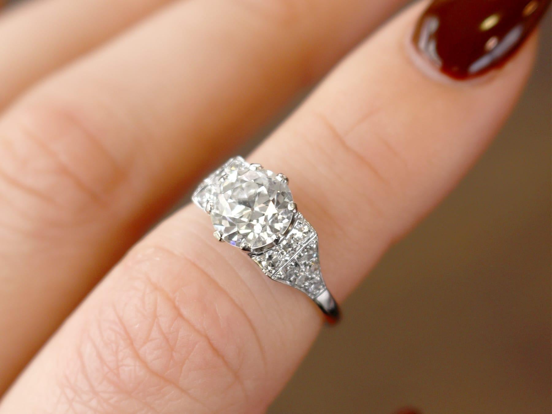 Taille vieille Europe Bague de fiançailles solitaire en platine et diamant de 1,76 carat, ancienne datant d'environ 1925 en vente