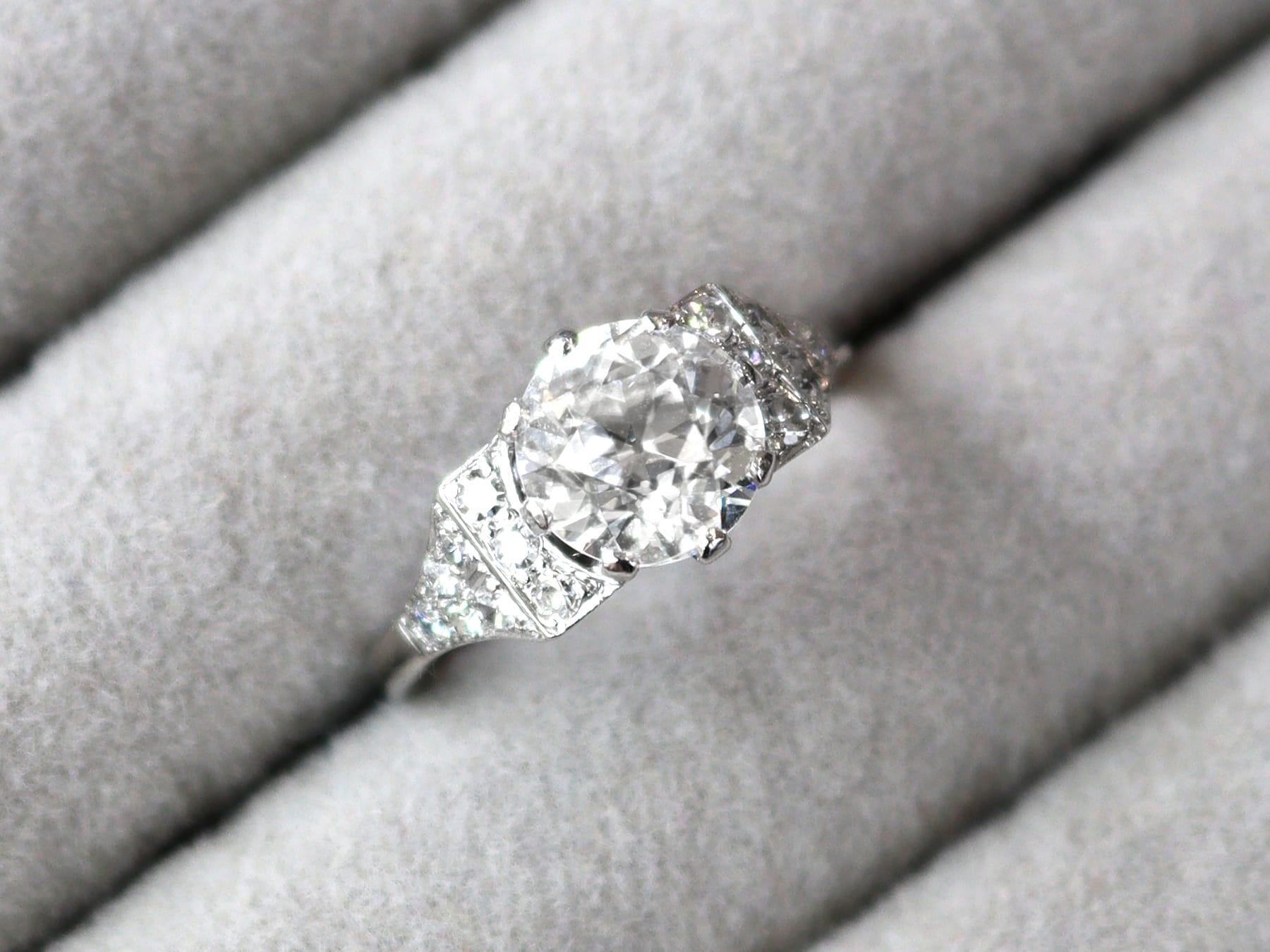 Bague de fiançailles solitaire en platine et diamant de 1,76 carat, ancienne datant d'environ 1925 Excellent état - En vente à Jesmond, Newcastle Upon Tyne