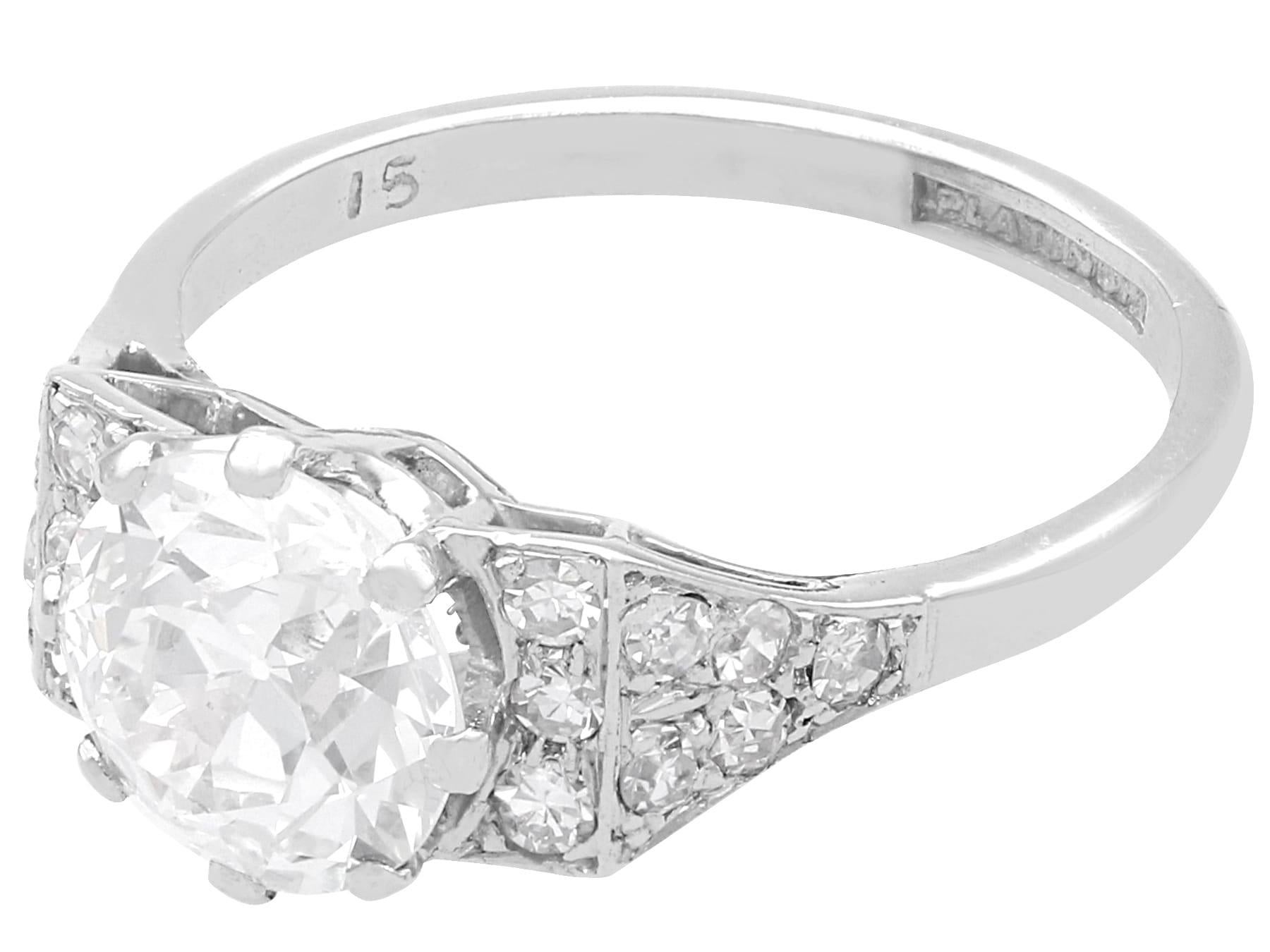 Bague de fiançailles solitaire en platine et diamant de 1,76 carat, ancienne datant d'environ 1925 Unisexe en vente