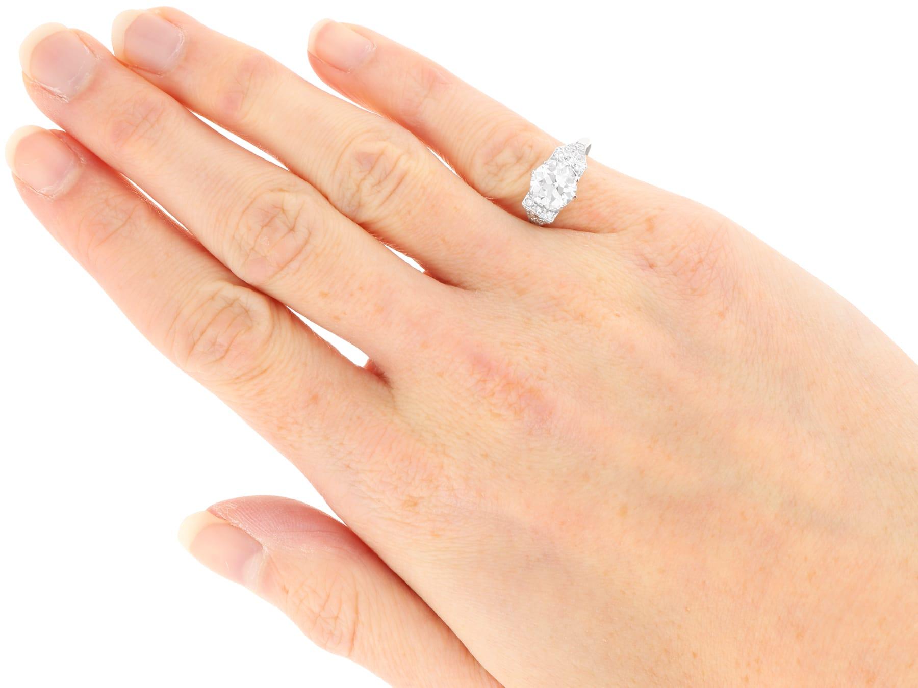 Bague de fiançailles solitaire en platine et diamant de 1,76 carat, ancienne datant d'environ 1925 en vente 3