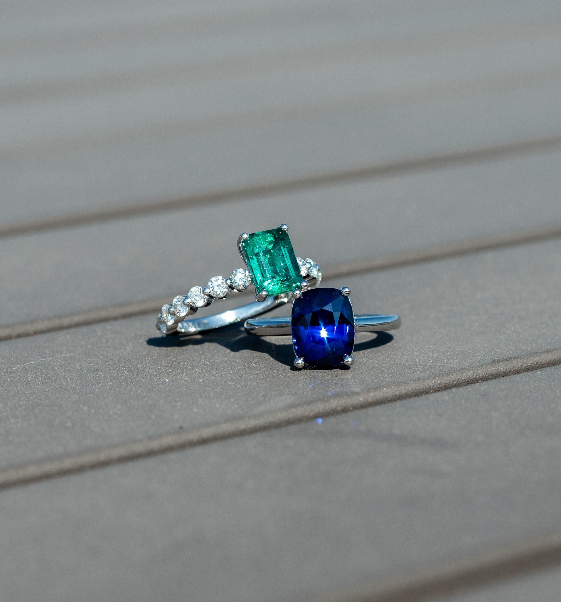 Verlobungsring mit 1,76 Karat lebhaftem grünem sambischem Smaragd und Diamant im Angebot 3