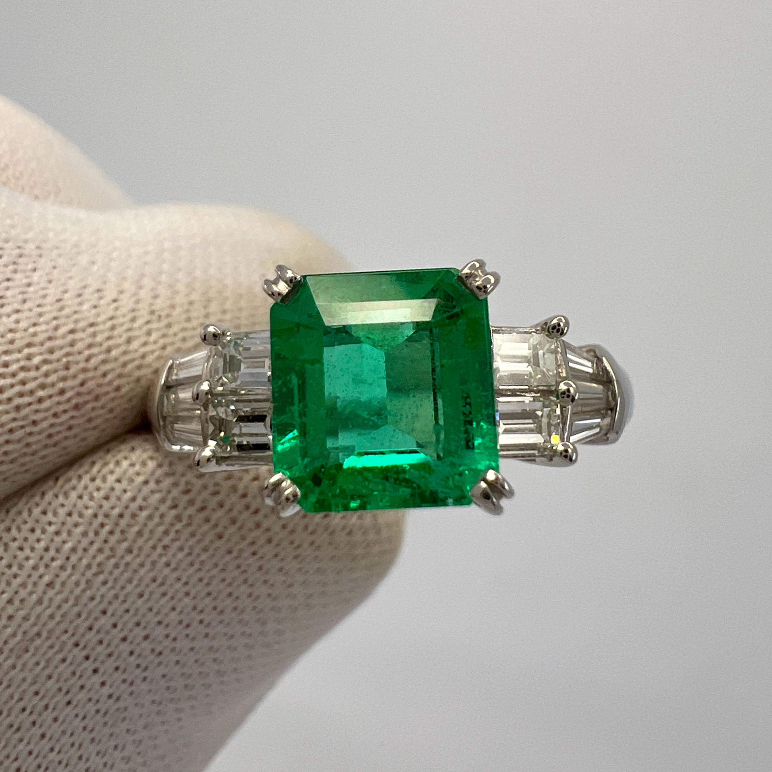 Bague en platine avec émeraude colombienne carrée d'un vert vif et diamant baguette.

1,76 Poids total en carats. L'émeraude colombienne de 1,31 carat est d'une belle couleur vert vif et d'une très bonne taille carrée. Mesurant environ 6,3