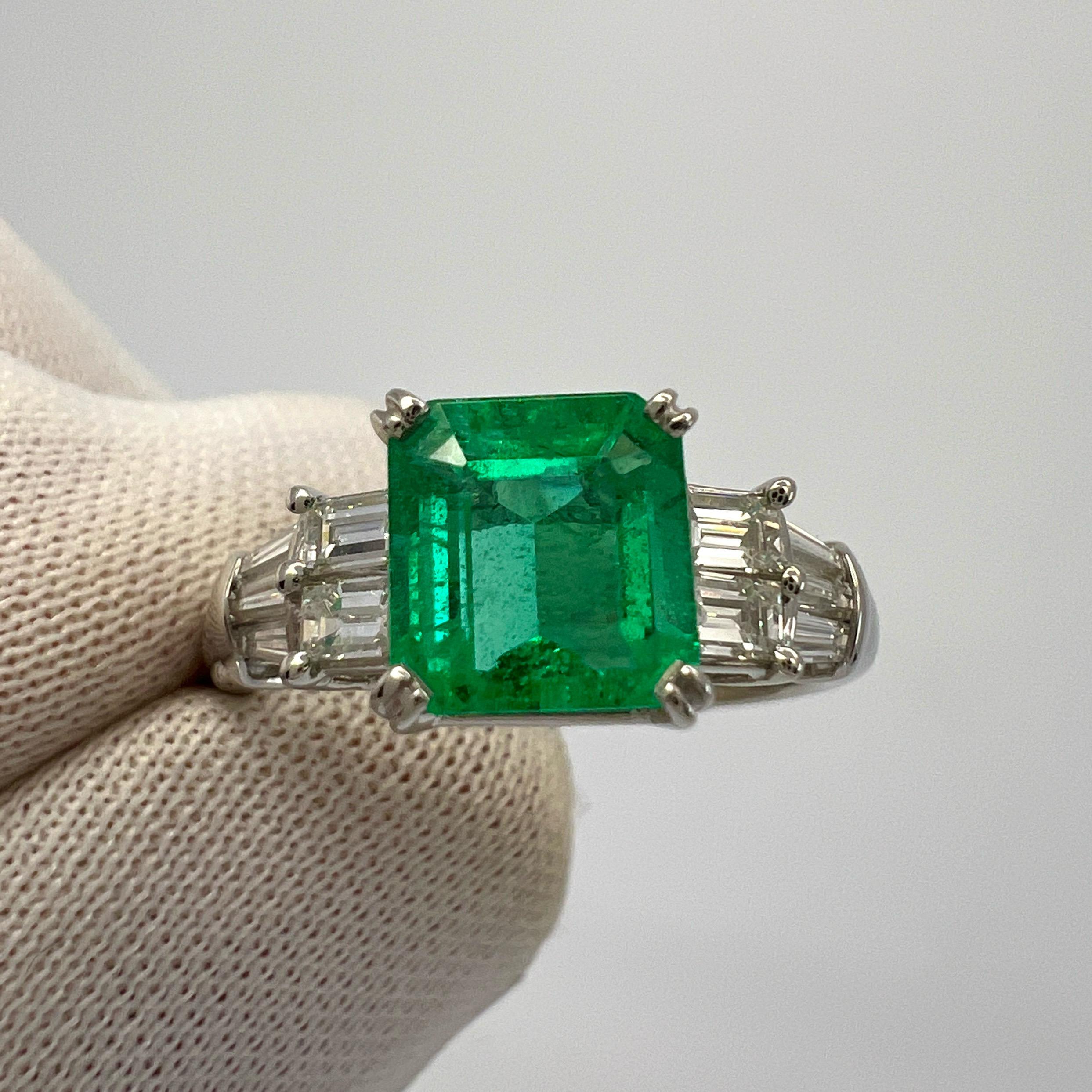 Taille carrée Bague en platine avec émeraude colombienne verte carrée et diamant baguette de 1,76 carat
