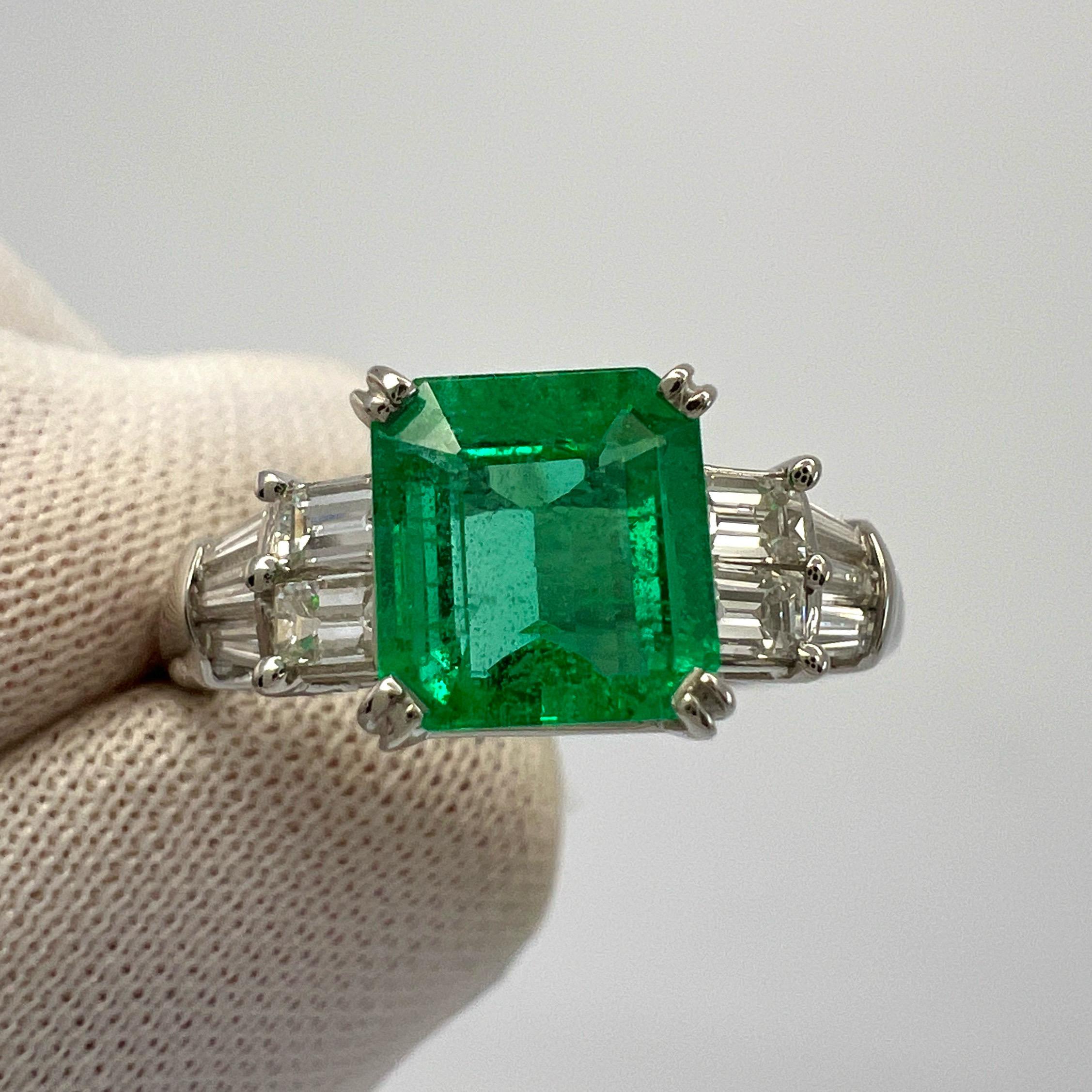 Bague en platine avec émeraude colombienne verte carrée et diamant baguette de 1,76 carat Excellent état à Birmingham, GB