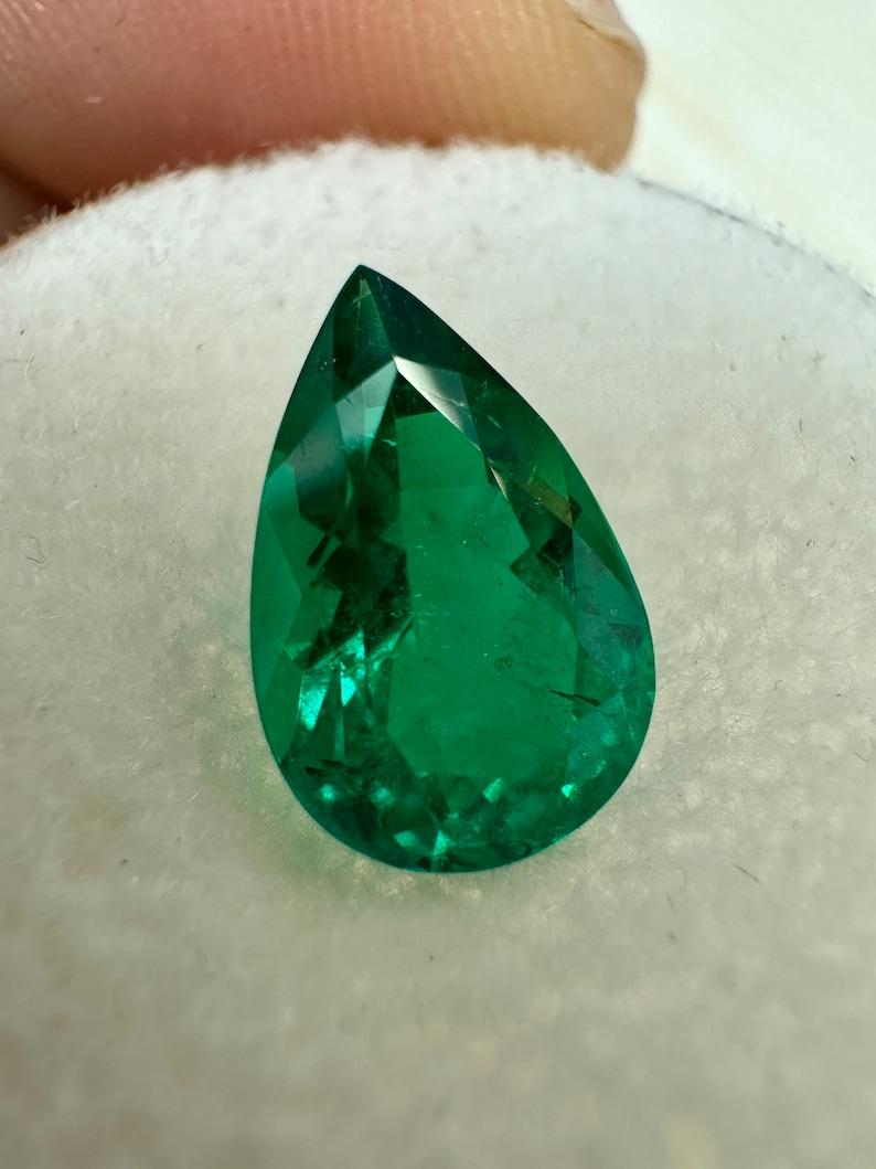 Piedra: Esmeralda
Peso: 1,77 quilates
Forma: Corte Pera
Claridad: Transparente
Lustre: Excelente-Muy bueno
Color: Verde Muzo Intenso Vivo
Medidas: 10,50 mm x 6,82 mm x 4,95 mm
Origen geográfico: Colombia
Tratamiento: Natural,