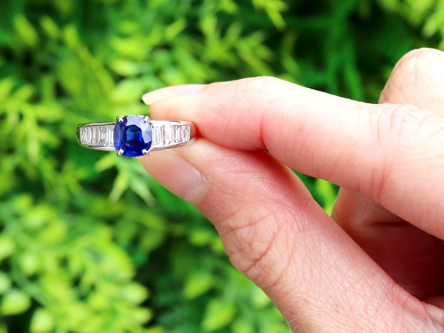Un asombroso, fino e impresionante anillo vintage de platino con zafiro basáltico de 1,77 quilates y diamante de 0,76 quilates; forma parte de nuestra variada colección de joyas con piedras laterales baguette.

Este asombroso, fino e impresionante