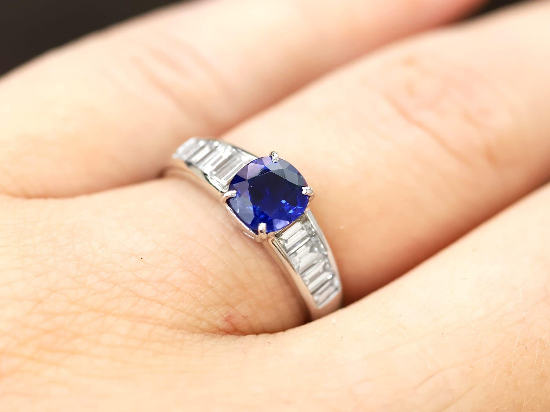 Zafiro basáltico de 1,77 quilates Diamante de 0,76 quilates, Anillo de platino Circa 1990 Corte cojín en venta