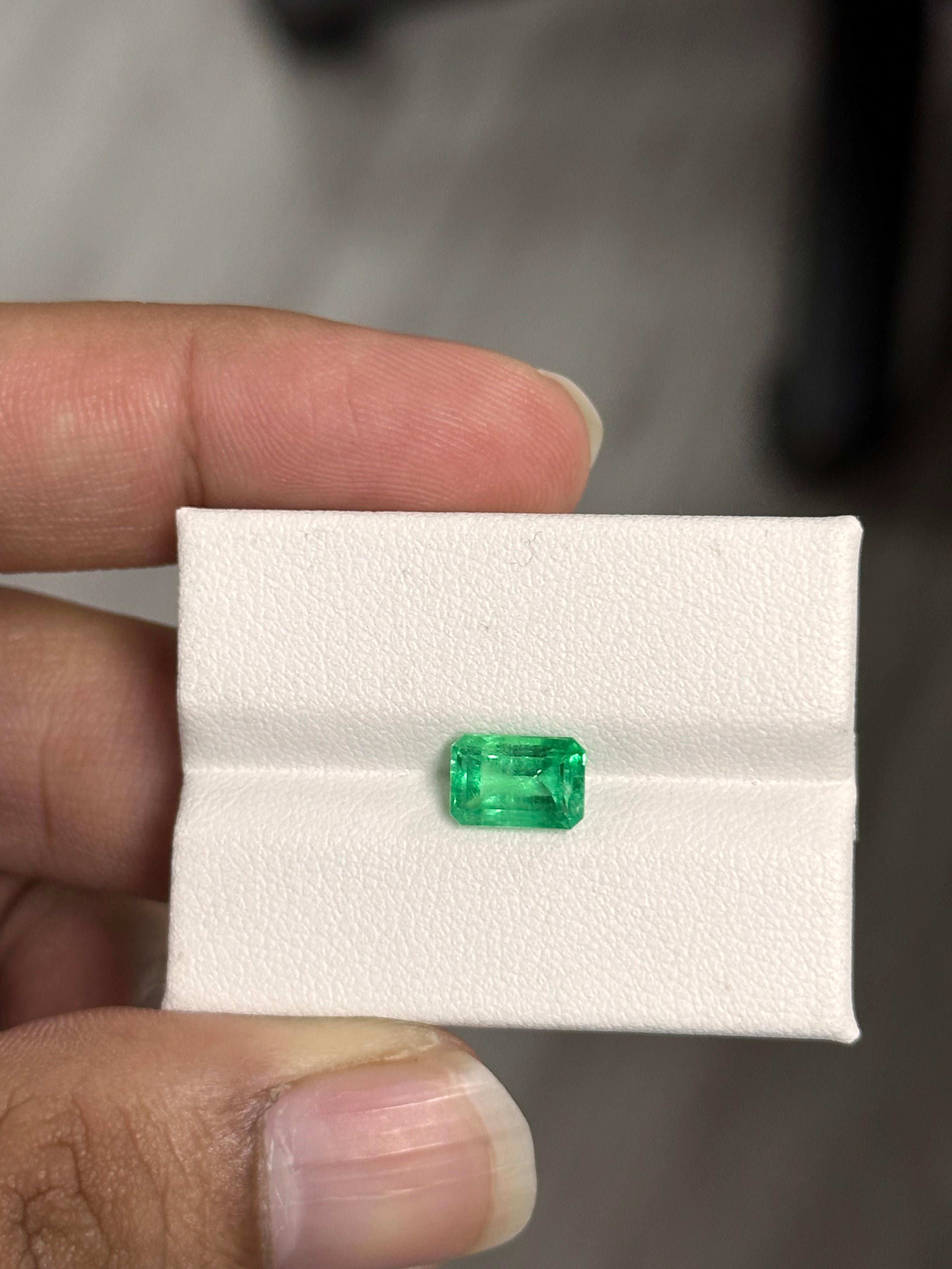Una splendida pietra di smeraldo da 1,77 carati, di una splendida tonalità di verde vivo e proveniente dalla Colombia. È completamente naturale e di buona qualità. Il pezzo di smeraldo è tagliato alla perfezione in una forma a smeraldo.

Lo smeraldo